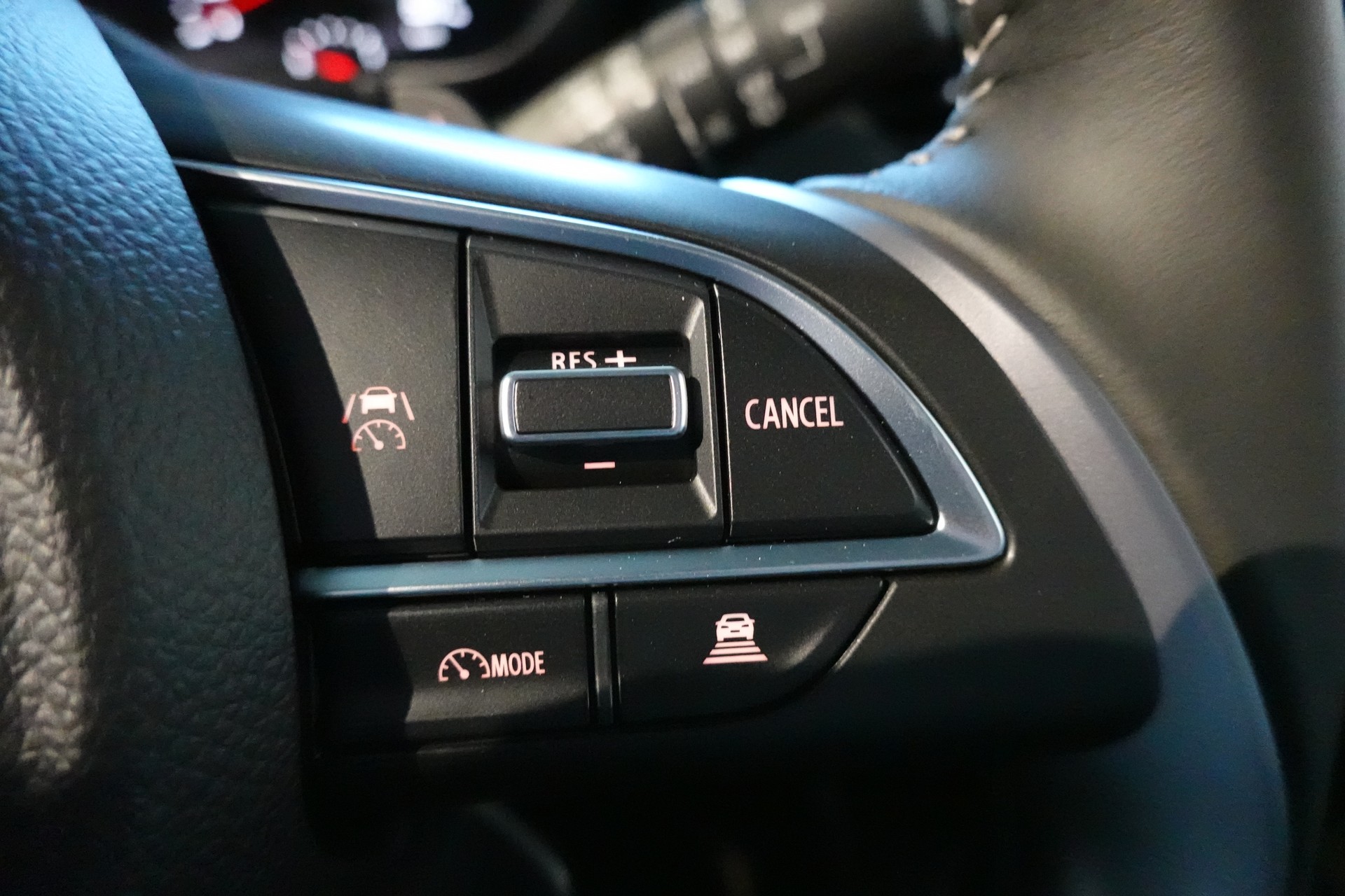 SUZUKI Swift 1.2 Compact Top Hybrid CVT - * Tempomat Adapt. * Caméra de recul * Sièges chauffants * Apple Car Play * Aides Conduites"-image-12