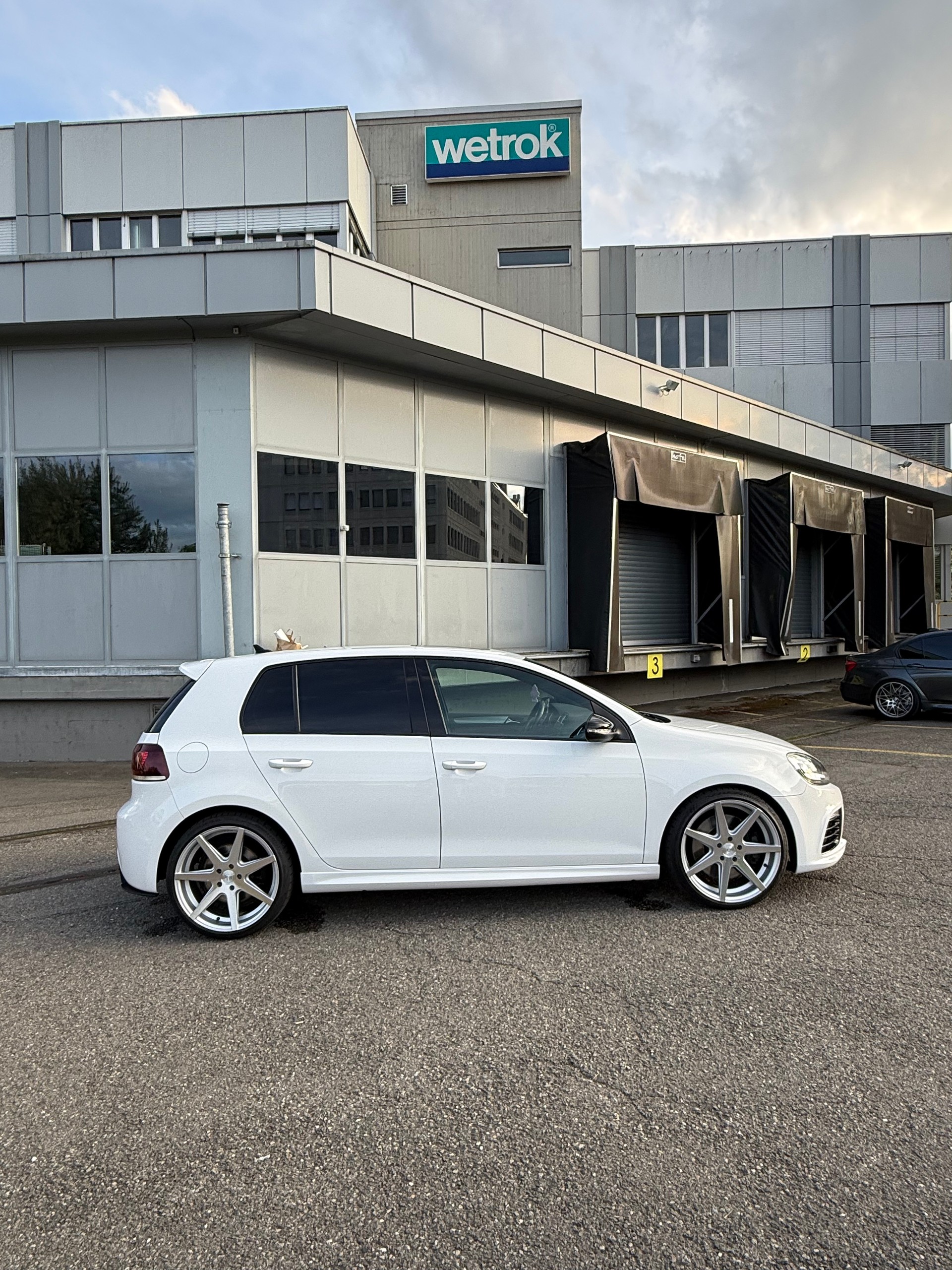 VW Golf 2.0 TSI R 4Motion DSG-image-2