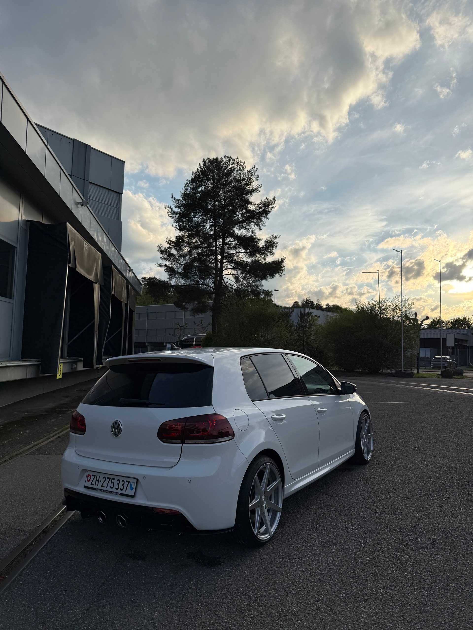 VW Golf 2.0 TSI R 4Motion DSG-image-4