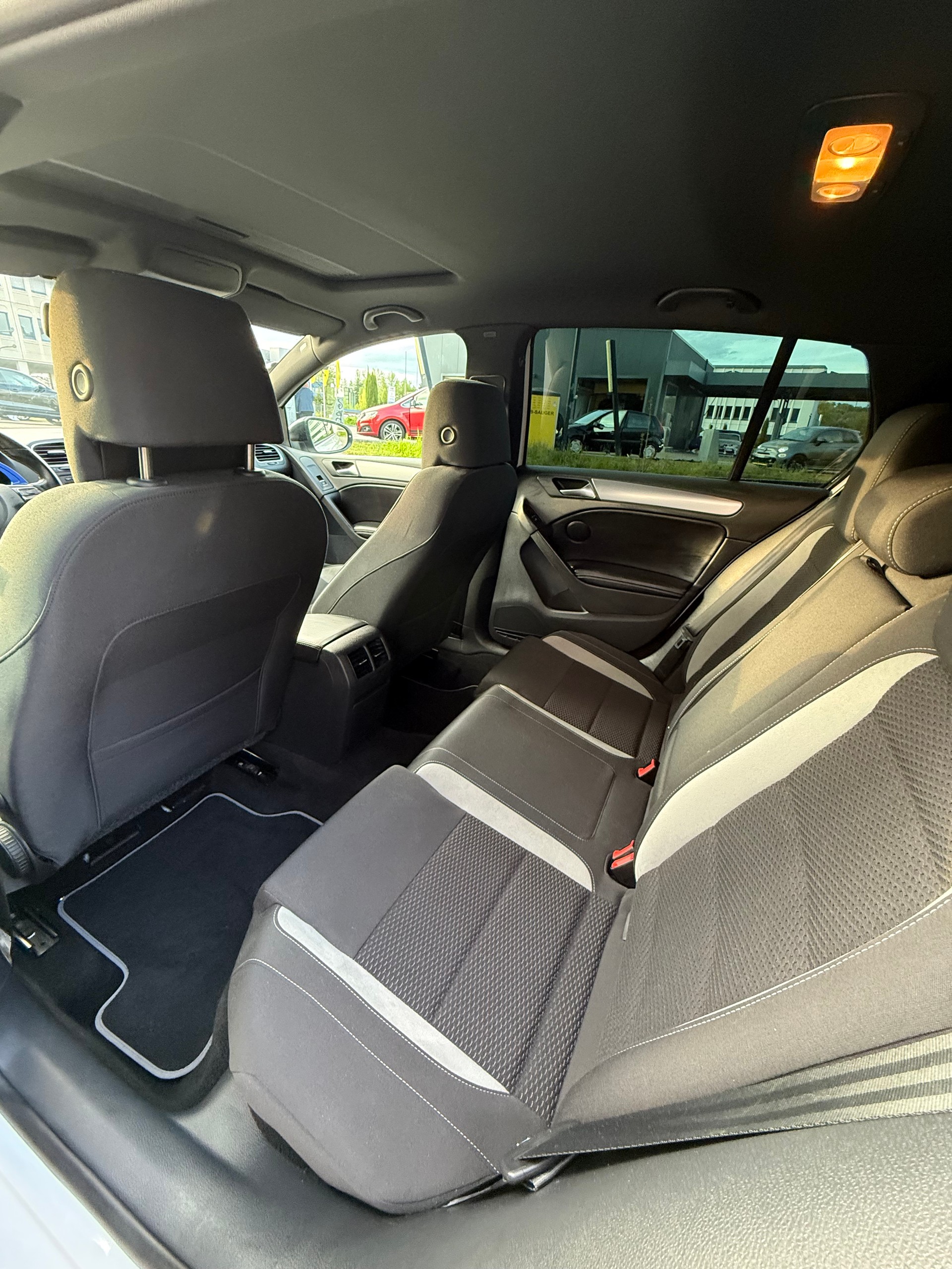 VW Golf 2.0 TSI R 4Motion DSG-image-10
