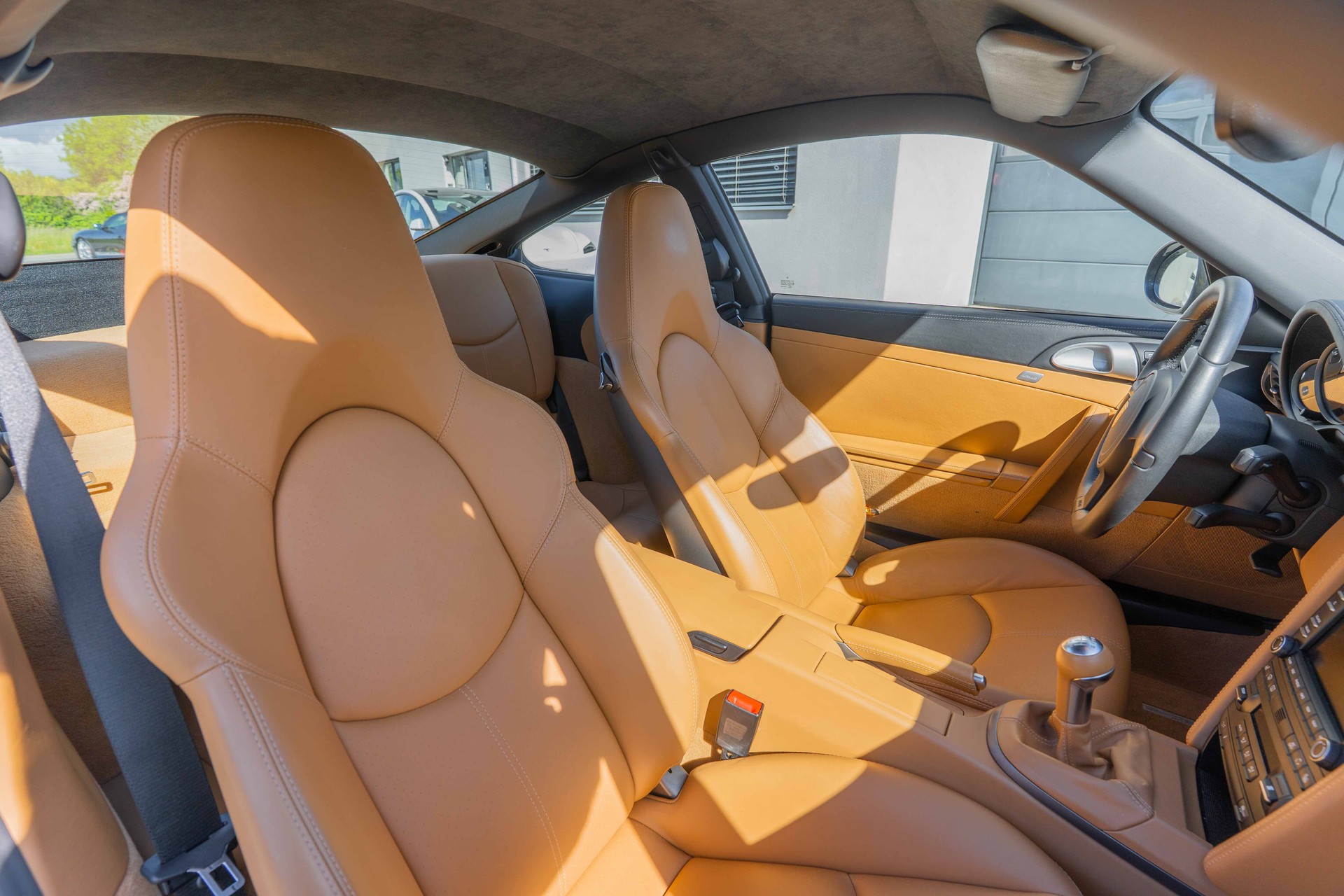 PORSCHE 911 Carrera 4-image-9