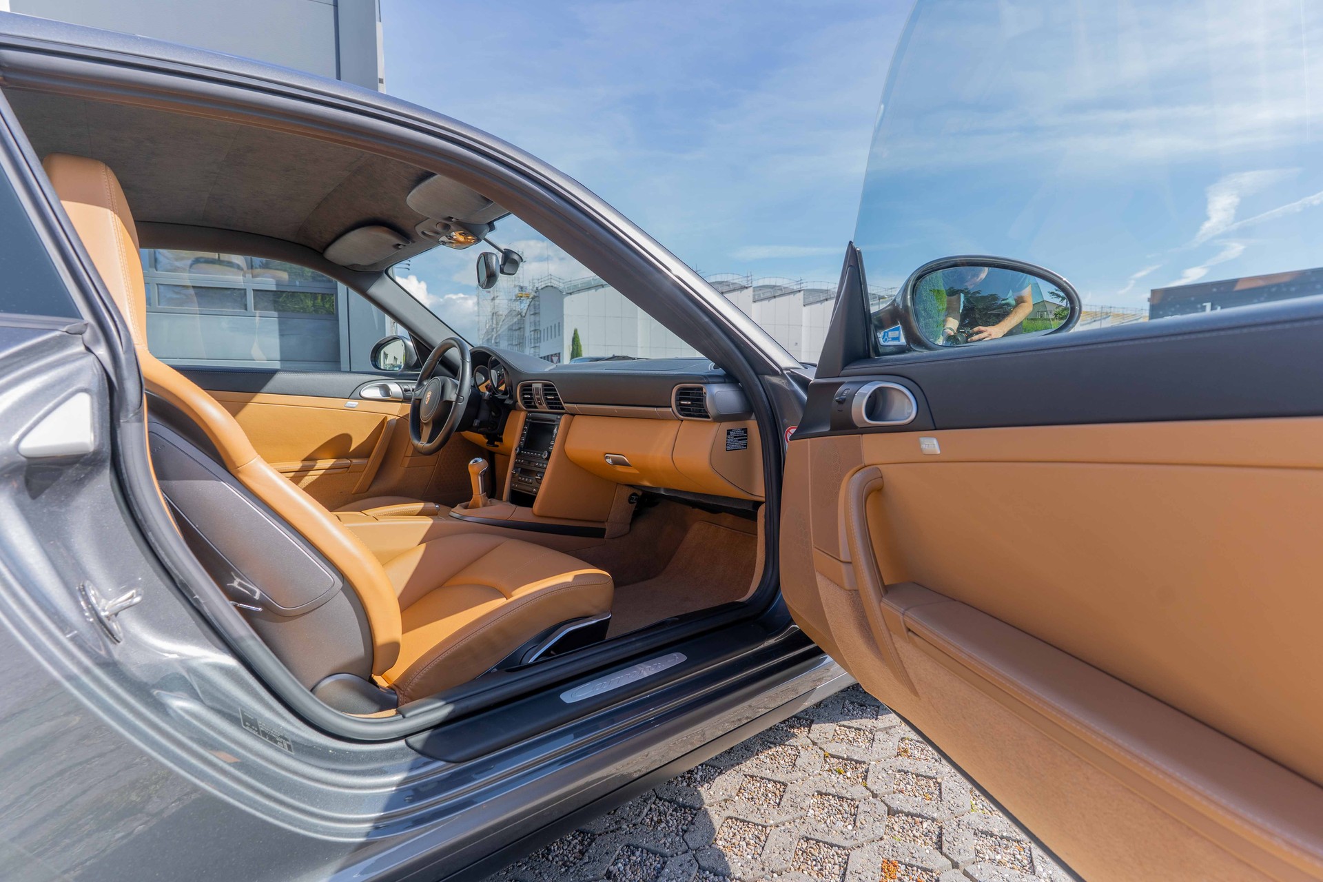 PORSCHE 911 Carrera 4-image-11