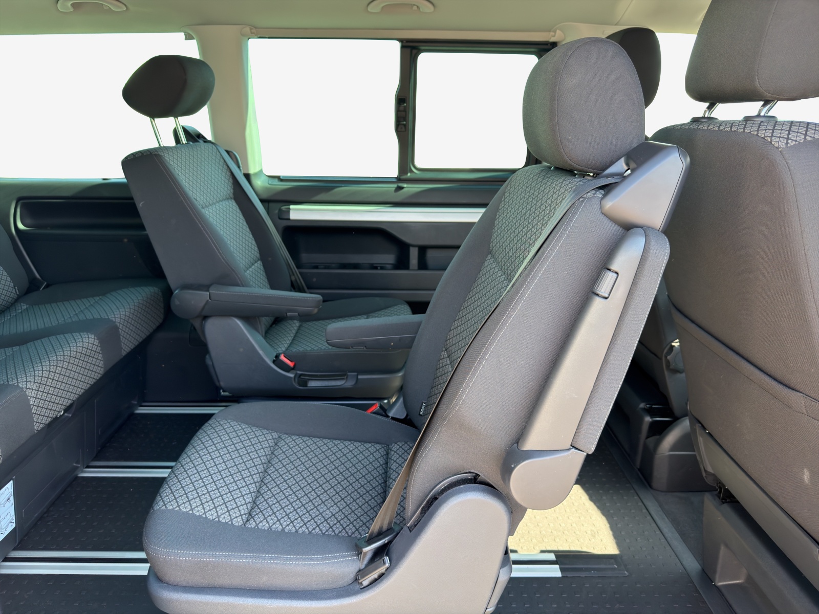 VW T6.1 Multivan 2.0 TDI Trendline Liberty 4Motion DSG-image-14
