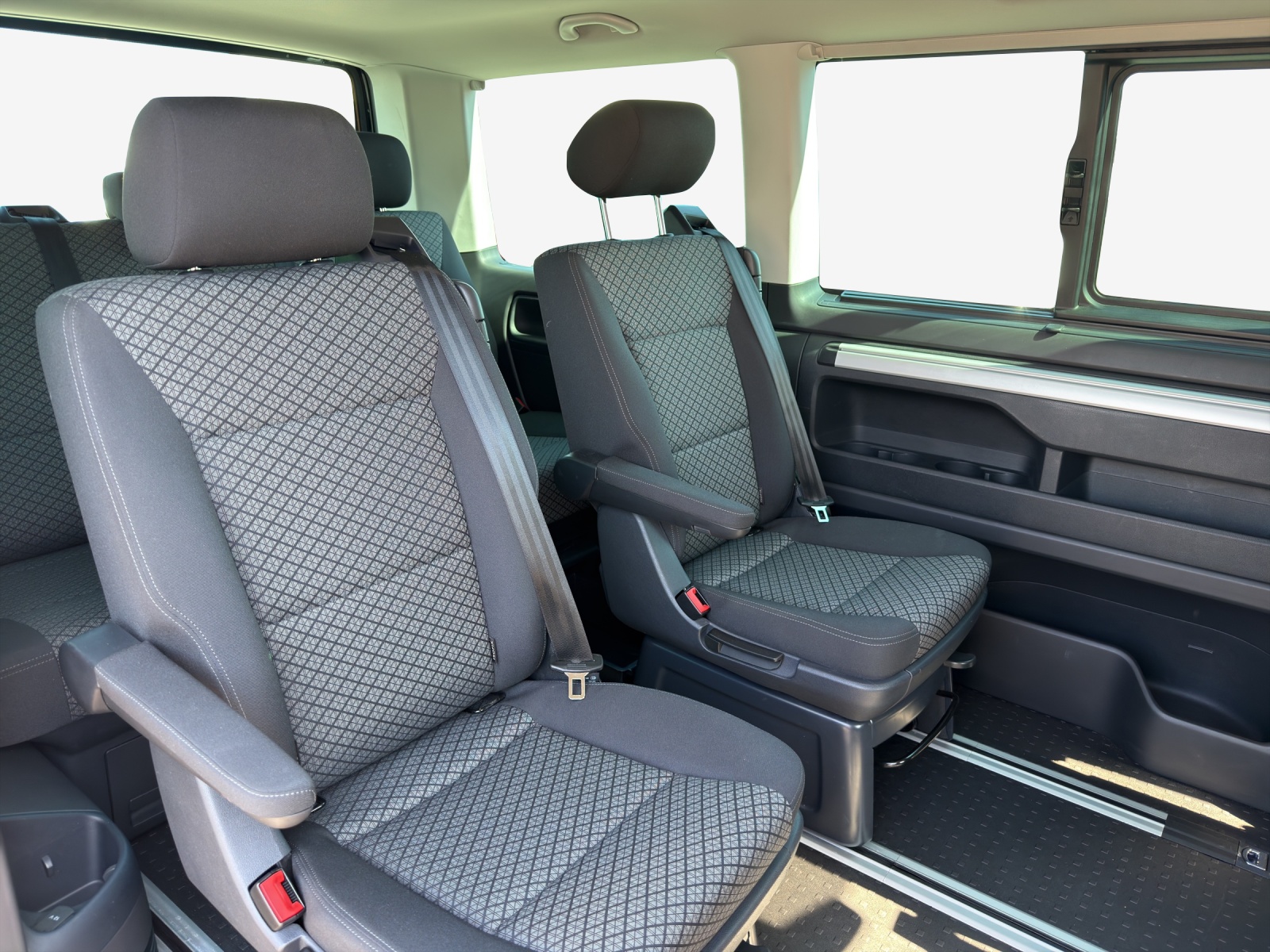 VW T6.1 Multivan 2.0 TDI Trendline Liberty 4Motion DSG-image-11