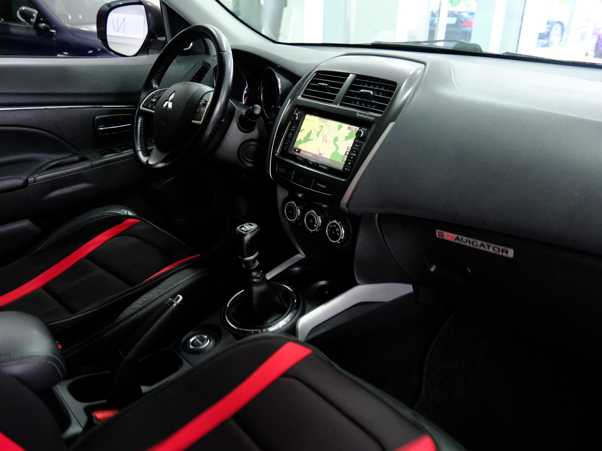 MITSUBISHI ASX 1.8 DID Invite 4WD-image-12