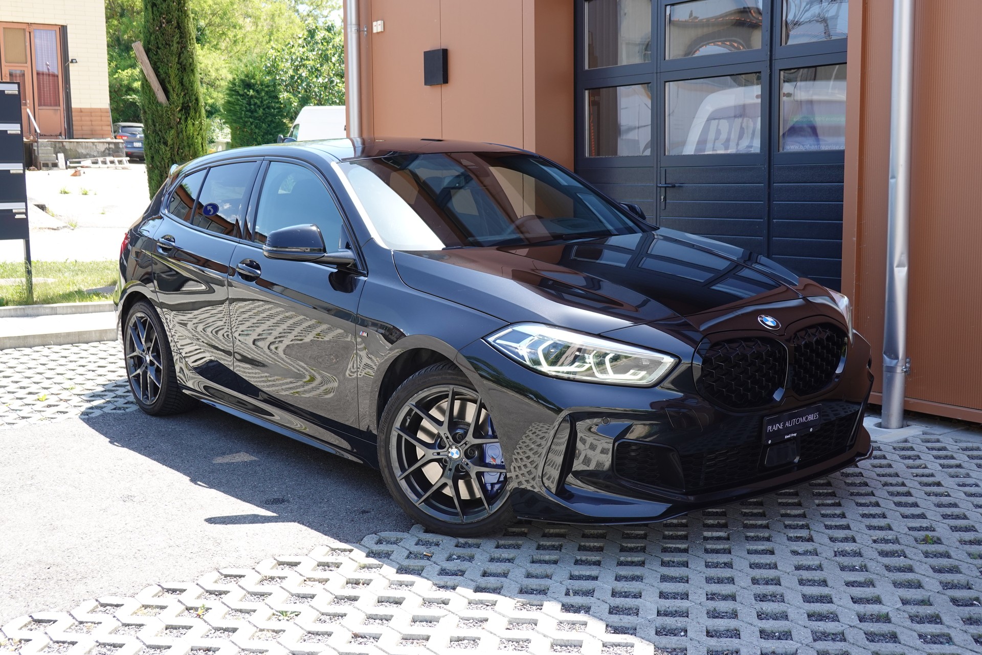 BMW M135i xDrive Steptronic - " CH Auto * Harman Kardon * Tempomat * Volant Chauffant * Sièges Sport Electrique/Mémoire/Chauffants "-image-6