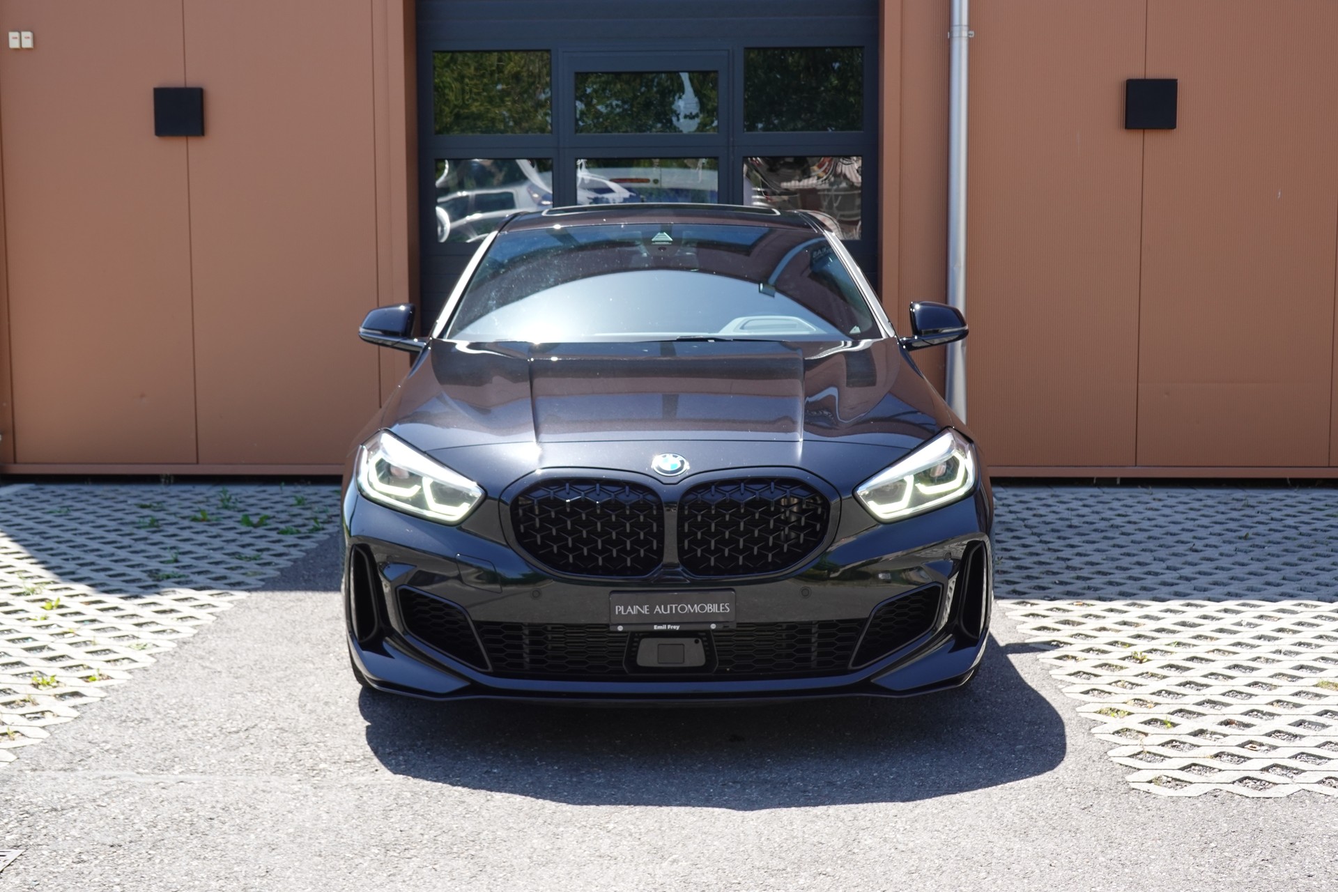 BMW M135i xDrive Steptronic - " CH Auto * Harman Kardon * Tempomat * Volant Chauffant * Sièges Sport Electrique/Mémoire/Chauffants "-showroom-element-1