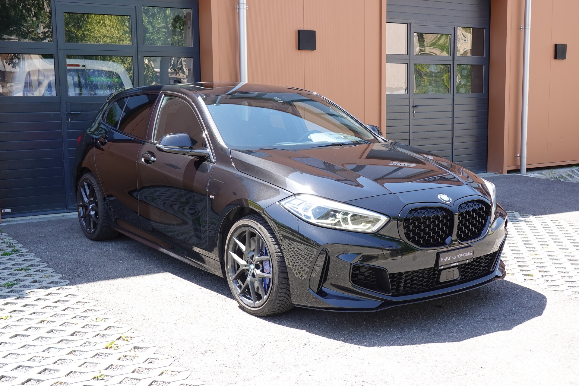 BMW M135i xDrive Steptronic - " CH Auto * Harman Kardon * Tempomat * Volant Chauffant * Sièges Sport Electrique/Mémoire/Chauffants "-showroom-element-2