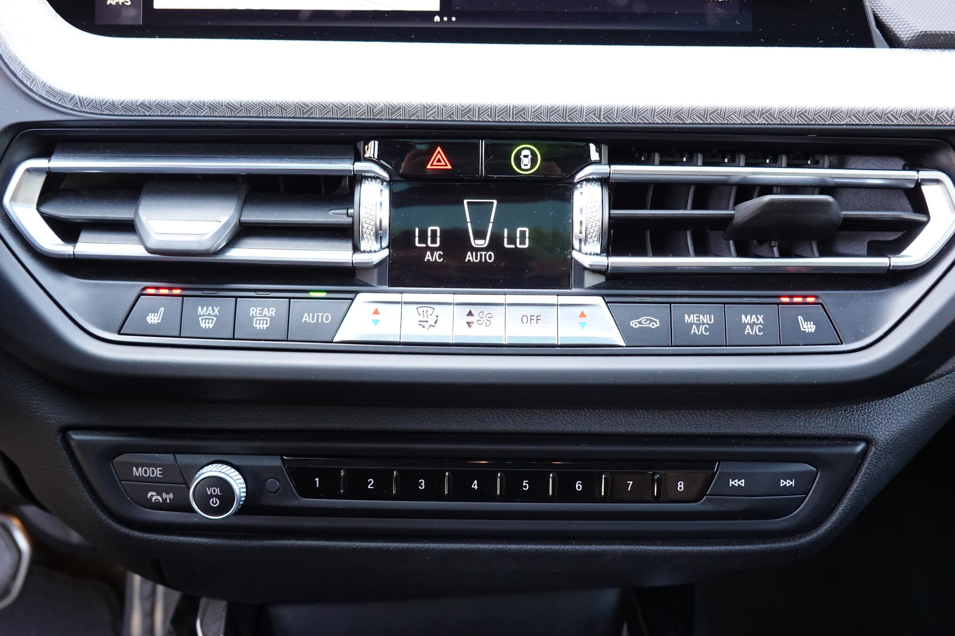 BMW M135i xDrive Steptronic - " CH Auto * Harman Kardon * Tempomat * Volant Chauffant * Sièges Sport Electrique/Mémoire/Chauffants "-image-19