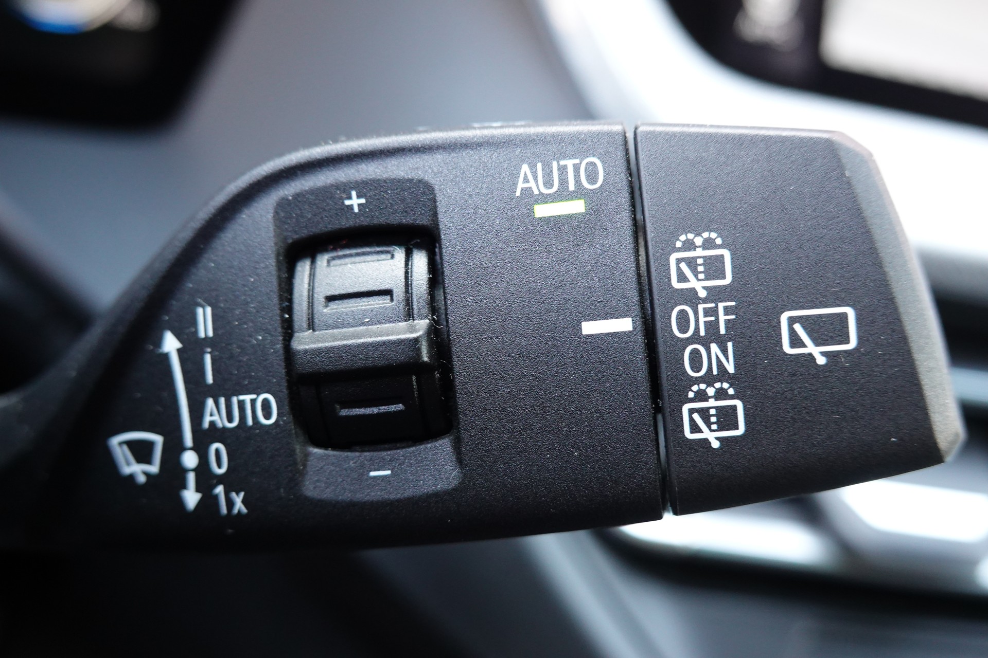 BMW M135i xDrive Steptronic - " CH Auto * Harman Kardon * Tempomat * Volant Chauffant * Sièges Sport Electrique/Mémoire/Chauffants "-image-15