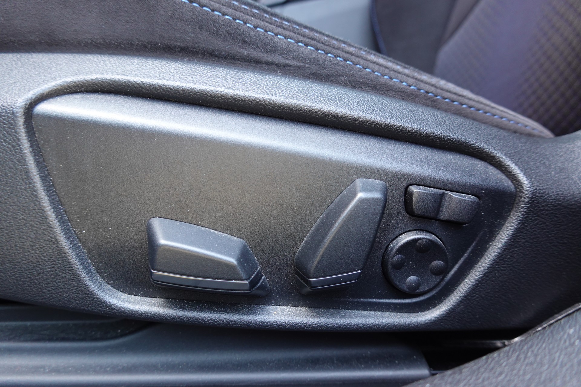 BMW M135i xDrive Steptronic - " CH Auto * Harman Kardon * Tempomat * Volant Chauffant * Sièges Sport Electrique/Mémoire/Chauffants "-image-26