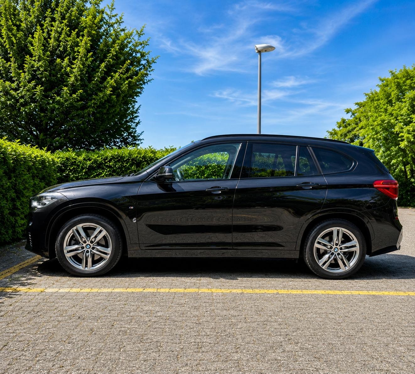 BMW xDrive 25i Sport-image-1