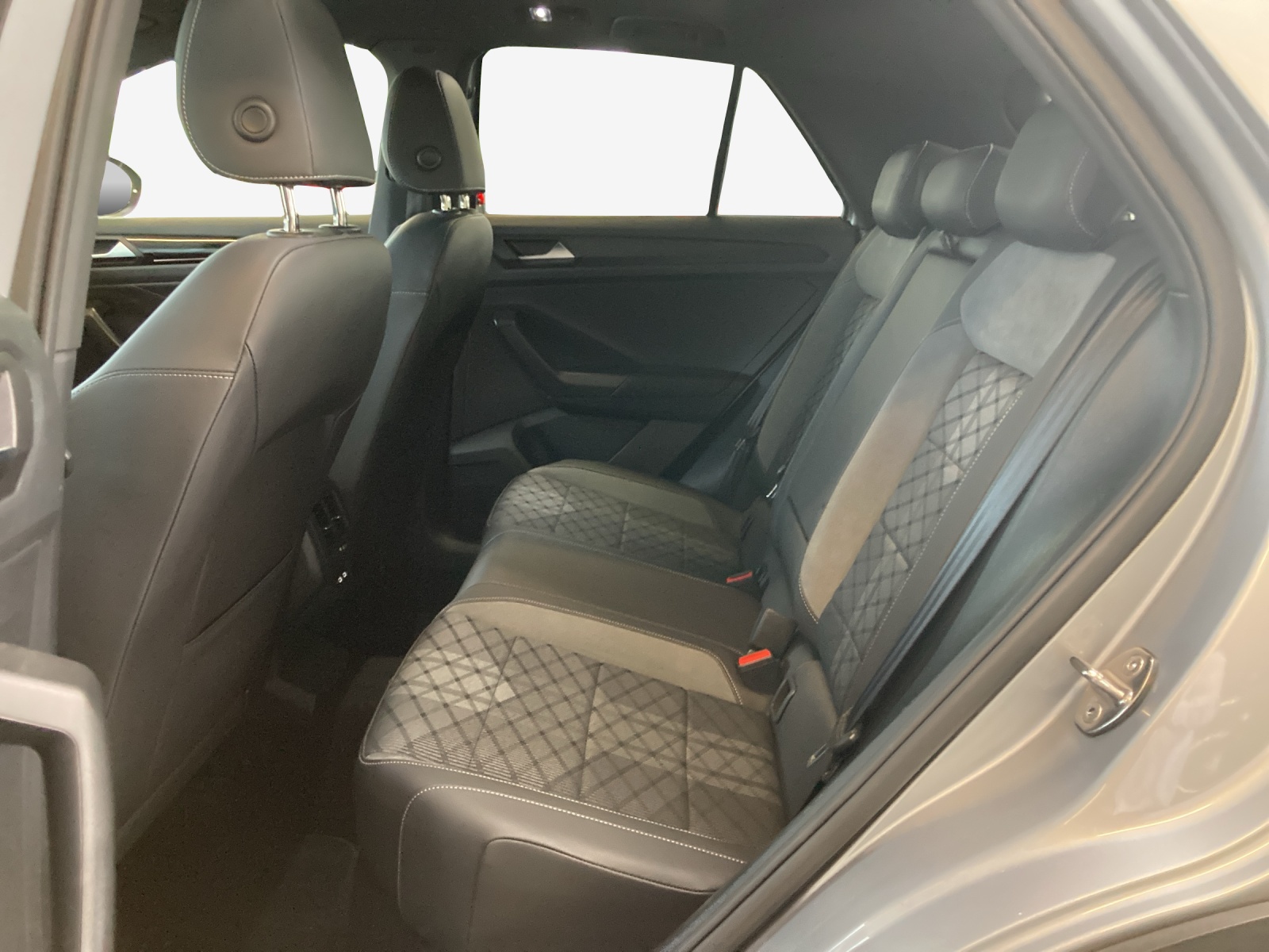VW T-Roc 2.0 TSI R-Line DSG 4Motion-image-11