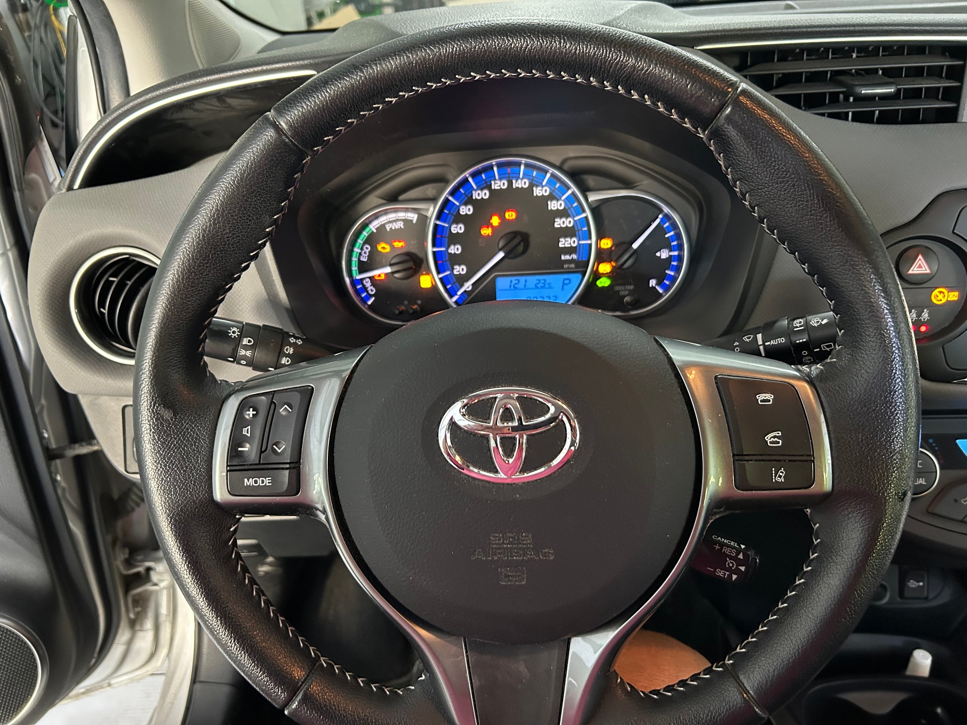 TOYOTA Yaris 1.5 VVT-i Hybrid Trend e-CVT-image-6