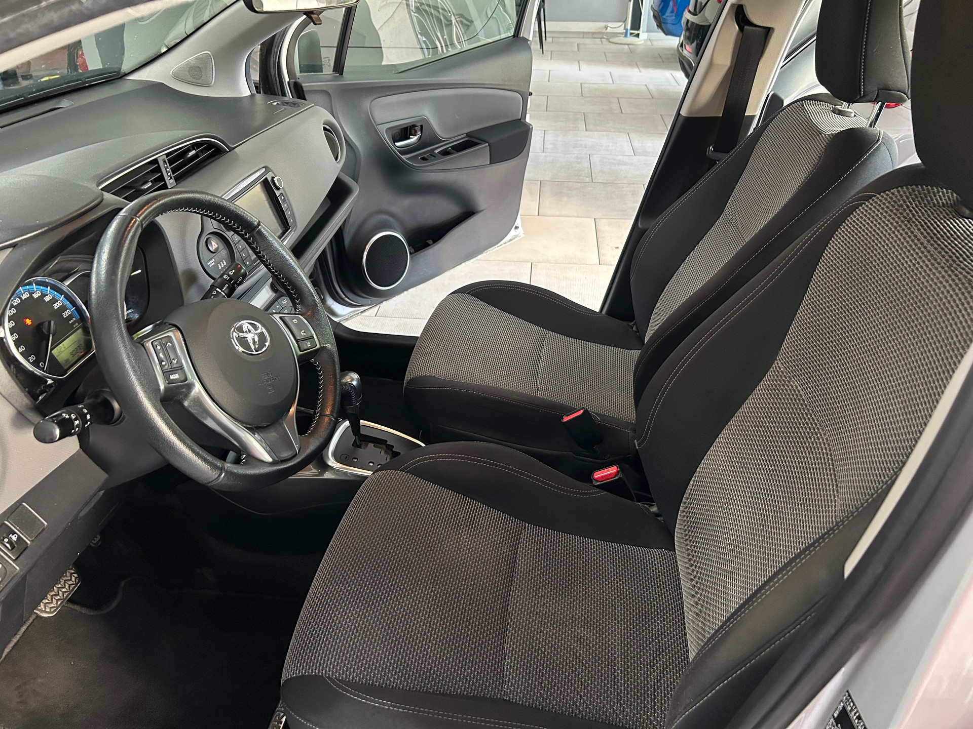 TOYOTA Yaris 1.5 VVT-i Hybrid Trend e-CVT-image-5