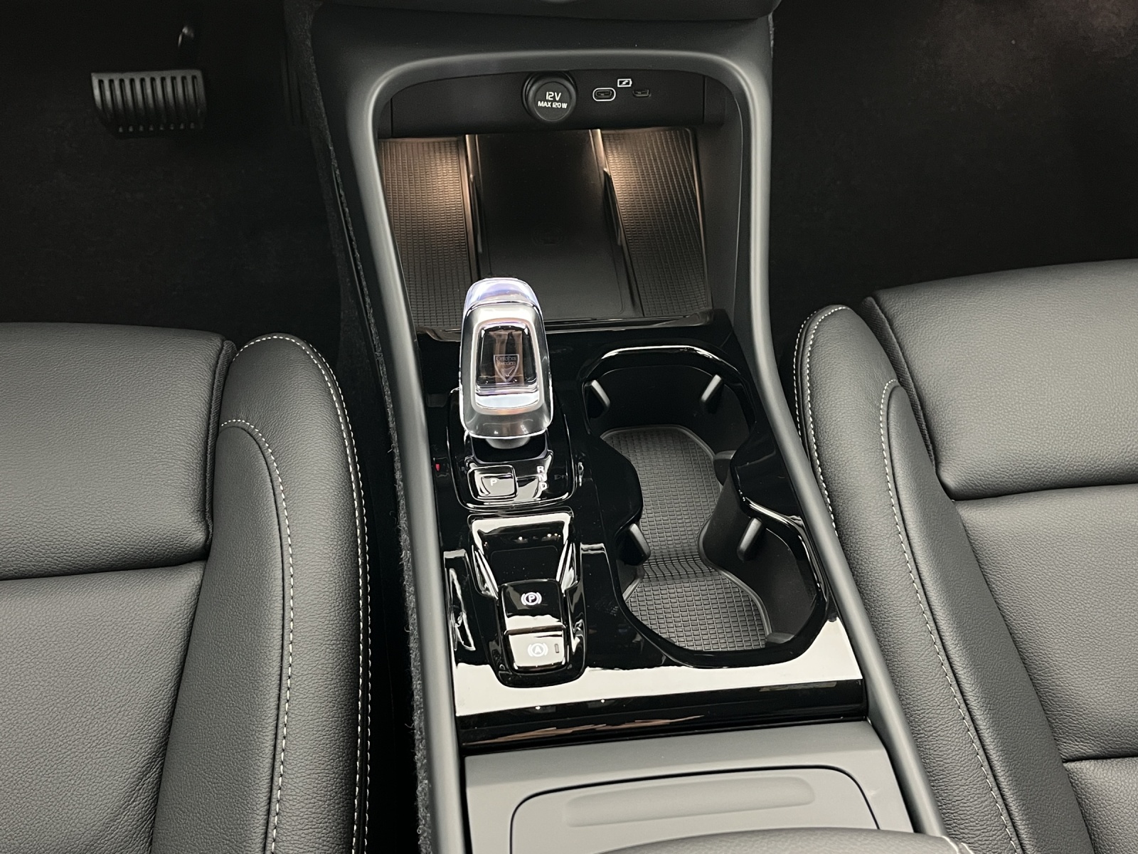 VOLVO XC40 2.0 B3 MH Plus Dark-image-14