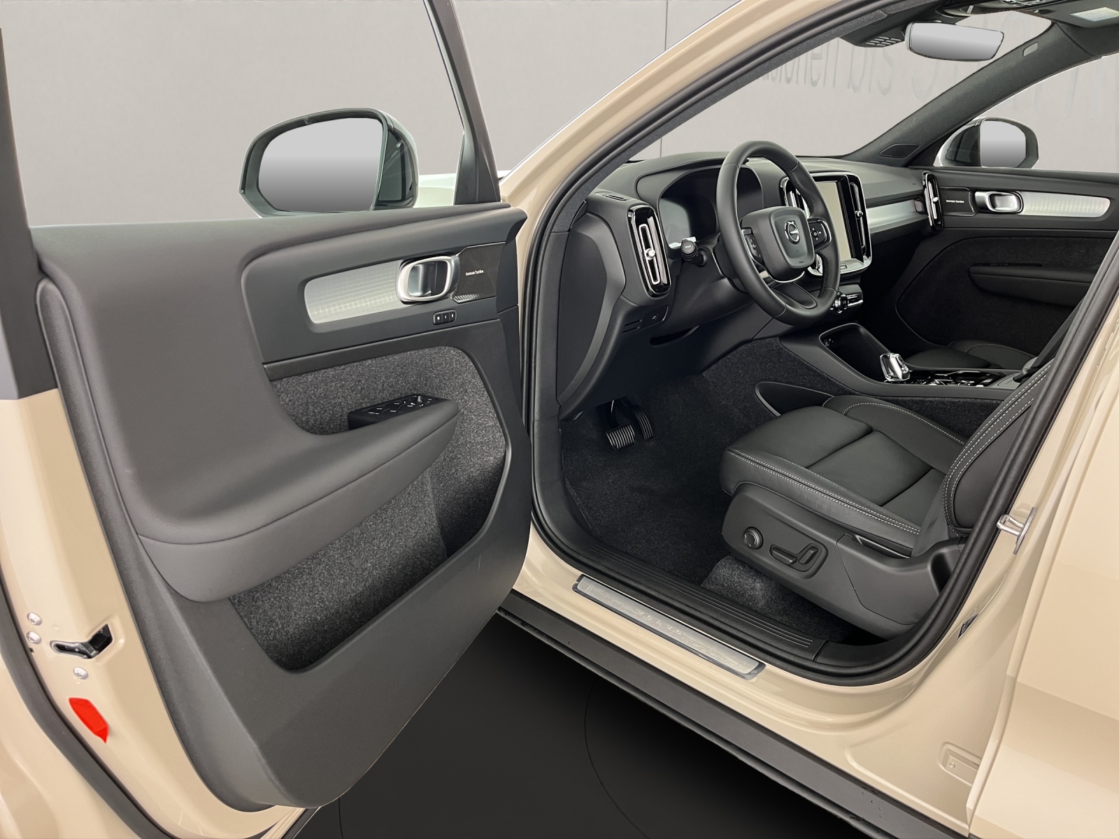VOLVO XC40 2.0 B3 MH Plus Dark-image-7