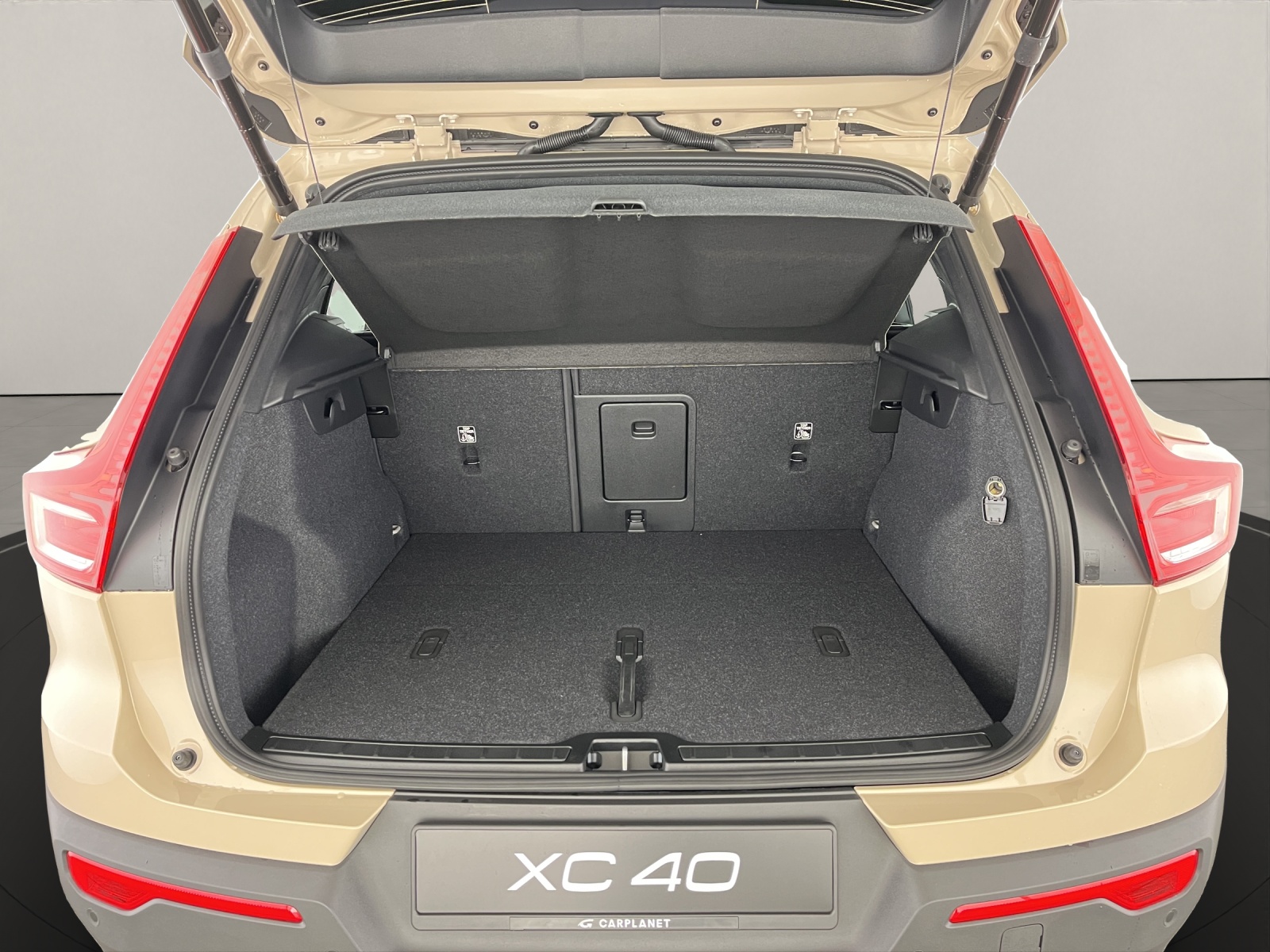 VOLVO XC40 2.0 B3 MH Plus Dark-image-6