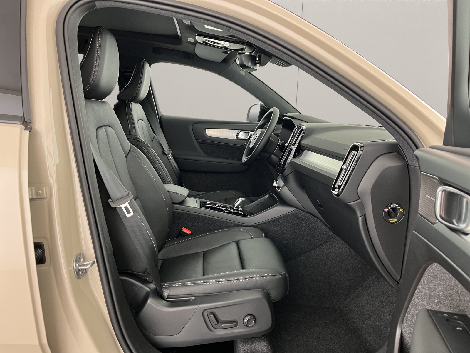VOLVO XC40 2.0 B3 MH Plus Dark-image-11