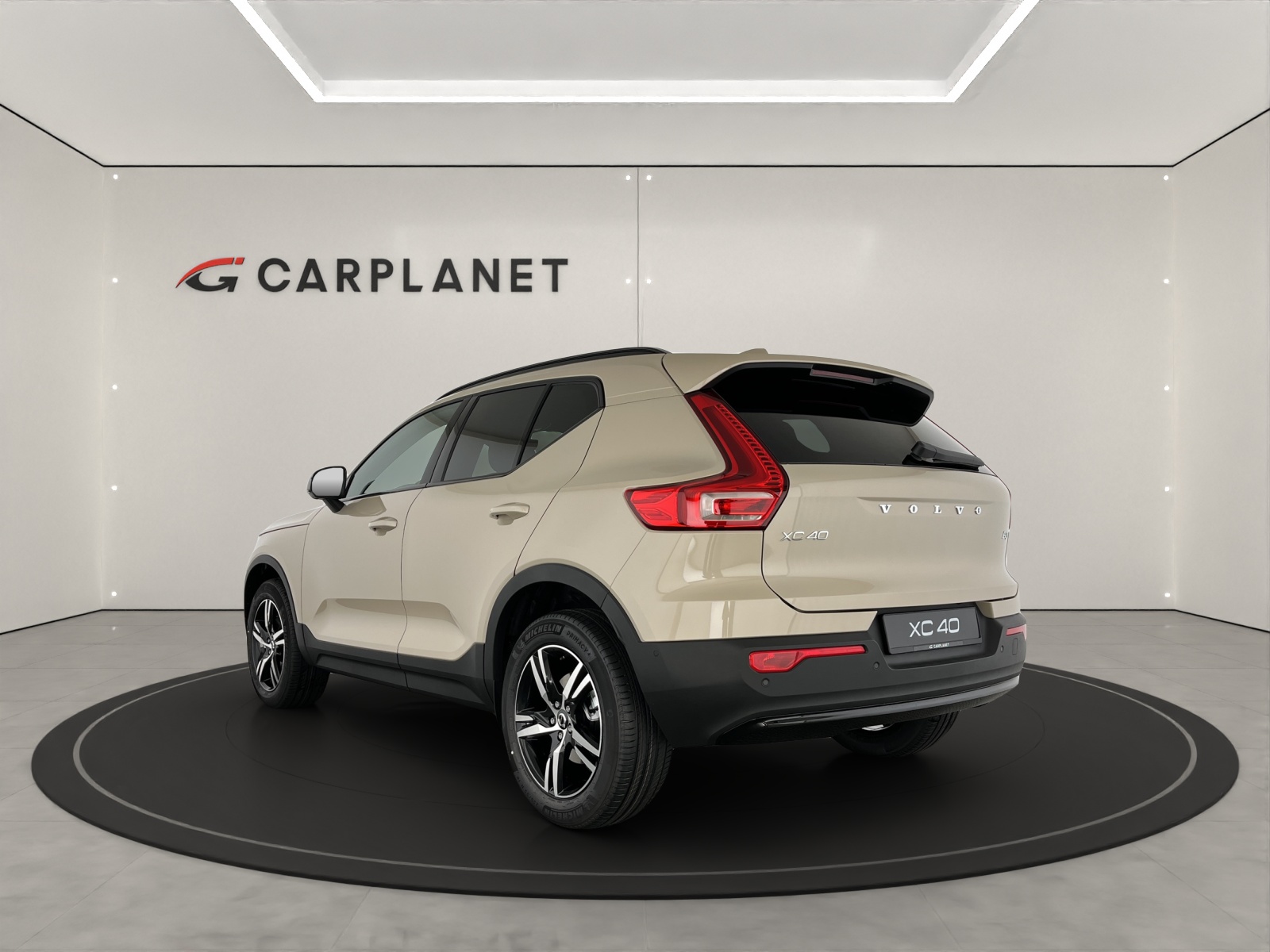 VOLVO XC40 2.0 B3 MH Plus Dark-image-2