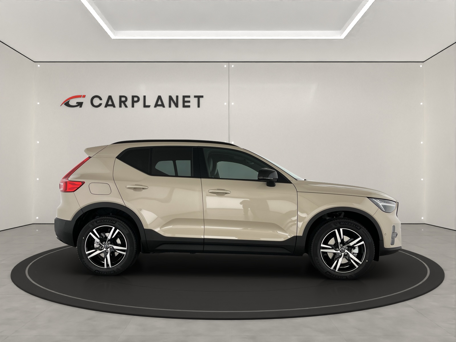 VOLVO XC40 2.0 B3 MH Plus Dark-image-3