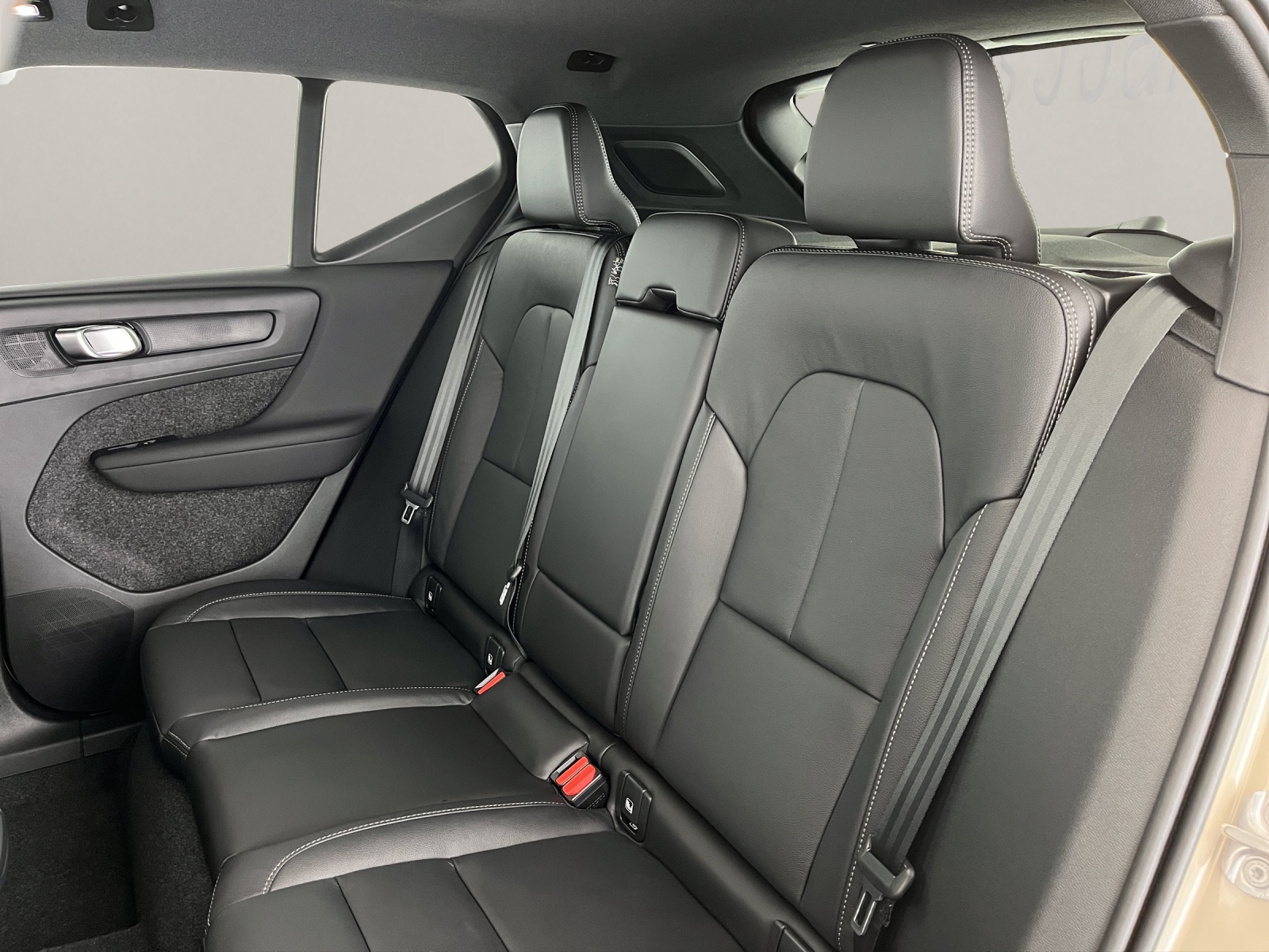 VOLVO XC40 2.0 B3 MH Plus Dark-image-13
