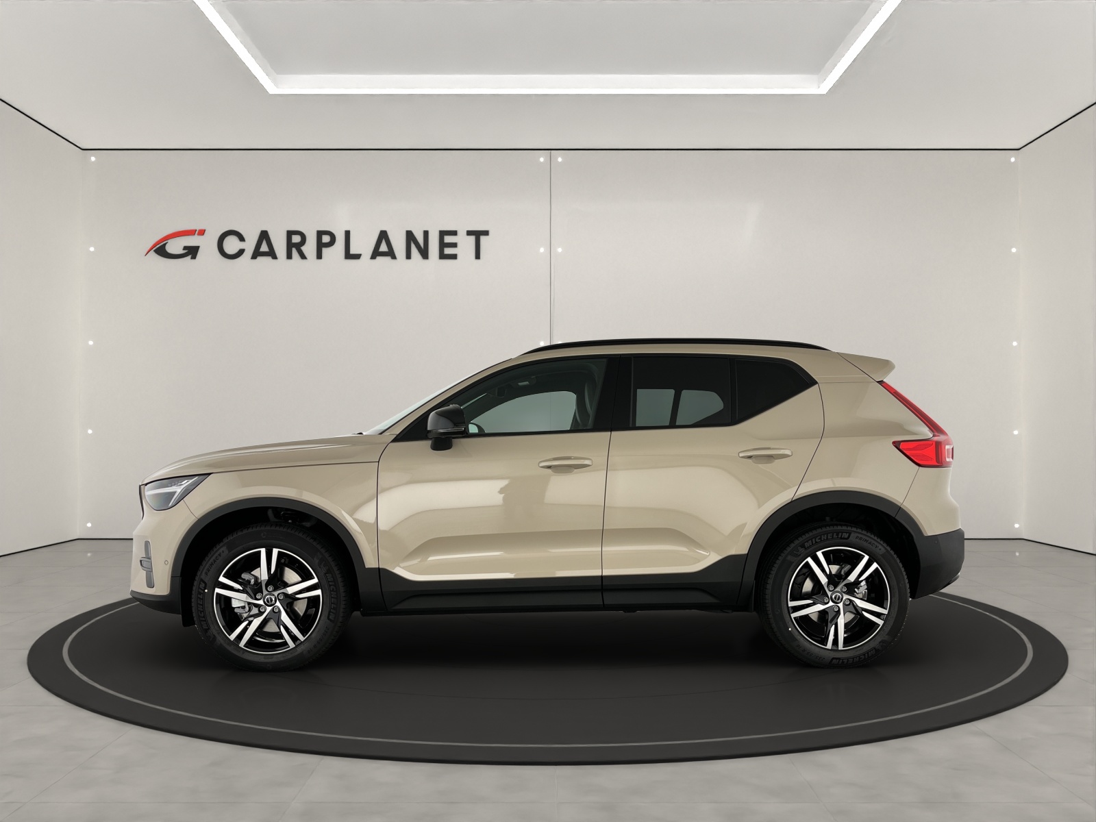 VOLVO XC40 2.0 B3 MH Plus Dark-image-1
