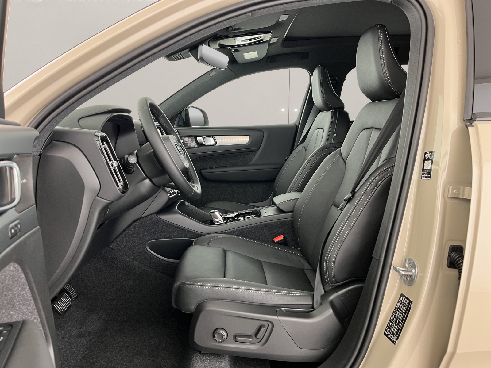 VOLVO XC40 2.0 B3 MH Plus Dark-image-8