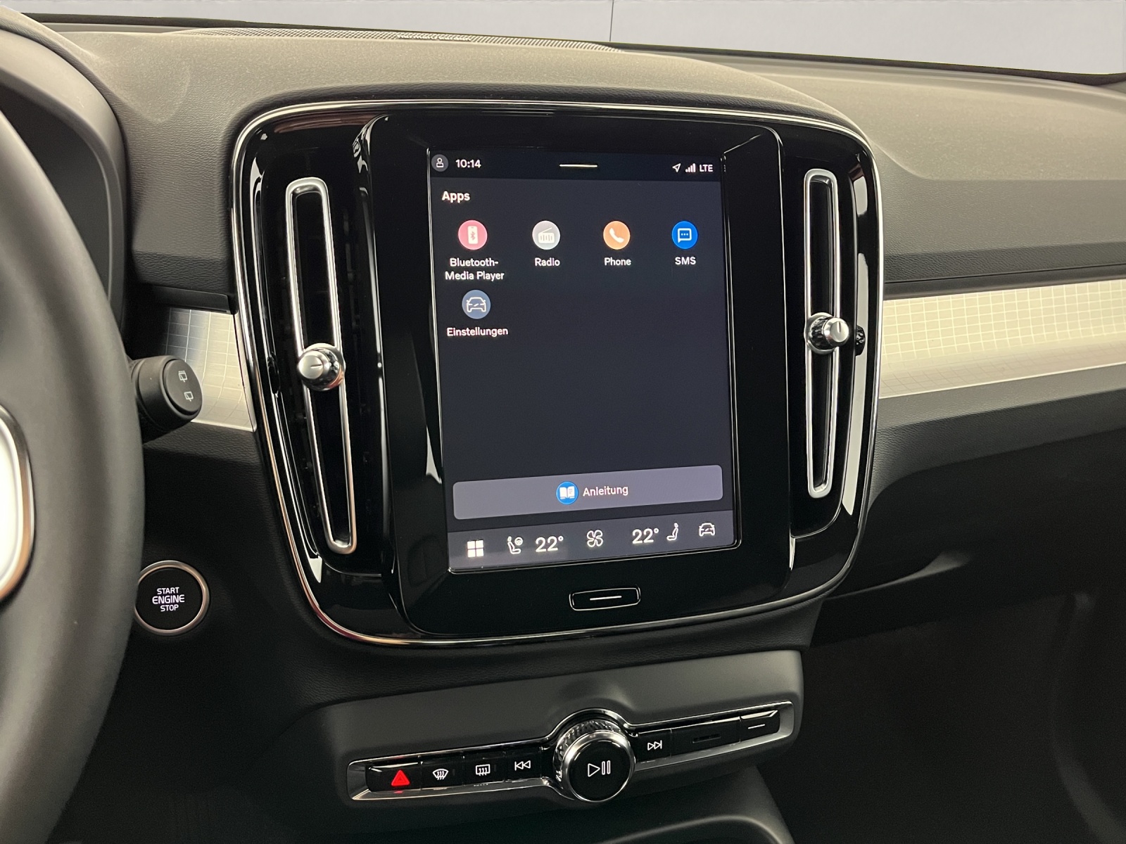 VOLVO XC40 2.0 B3 MH Plus Dark-image-15
