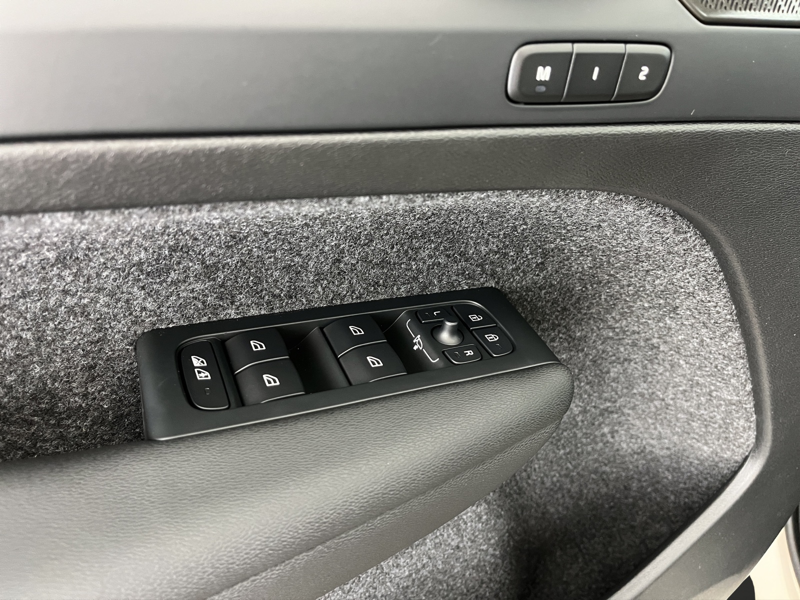 VOLVO XC40 2.0 B3 MH Plus Dark-image-16