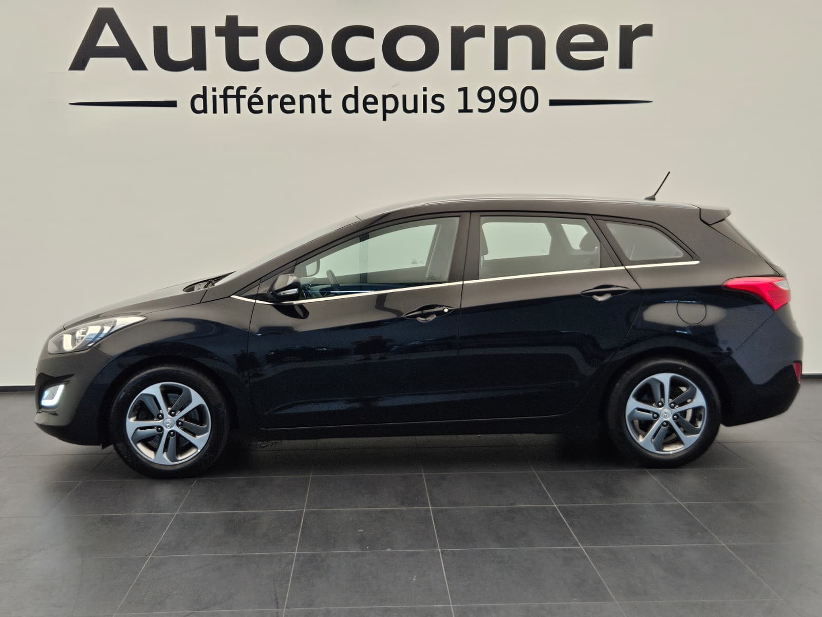 HYUNDAI i30 Wagon 1.6 CRDi Amplia Automatic DCT-showroom-element-1