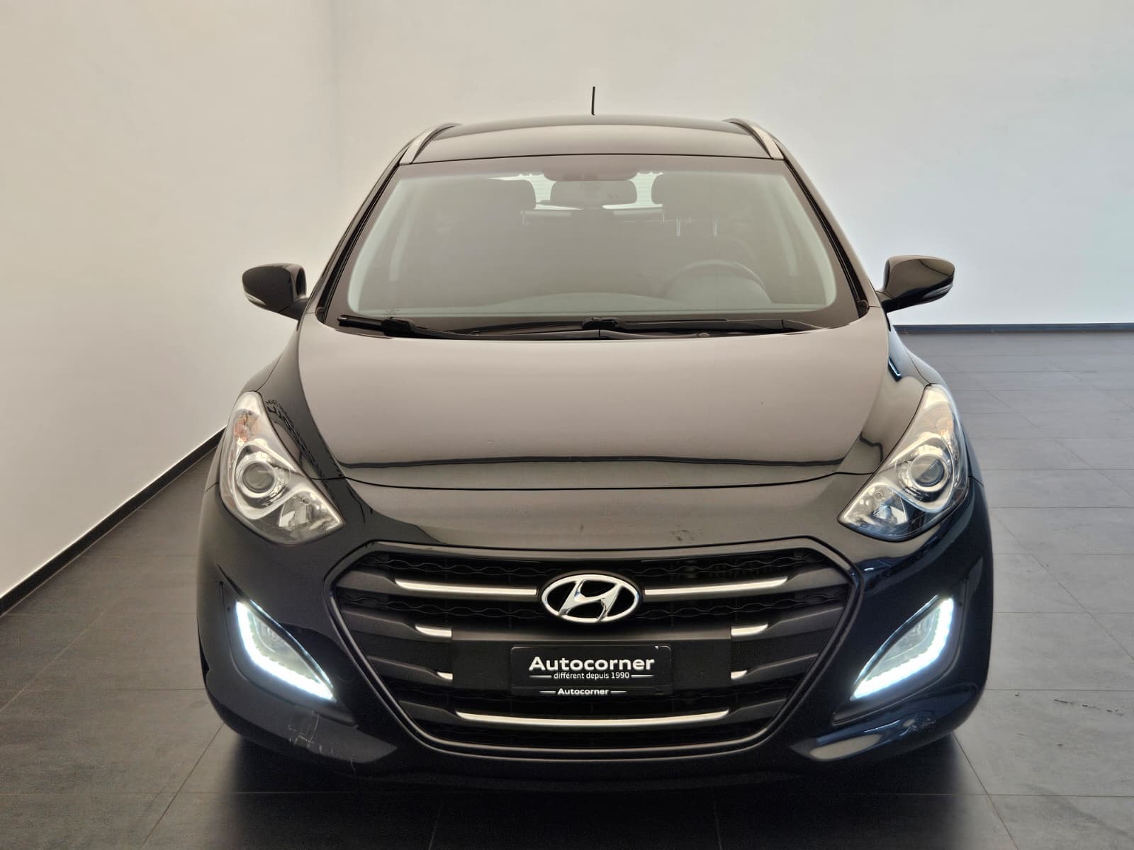 HYUNDAI i30 Wagon 1.6 CRDi Amplia Automatic DCT-showroom-element-3
