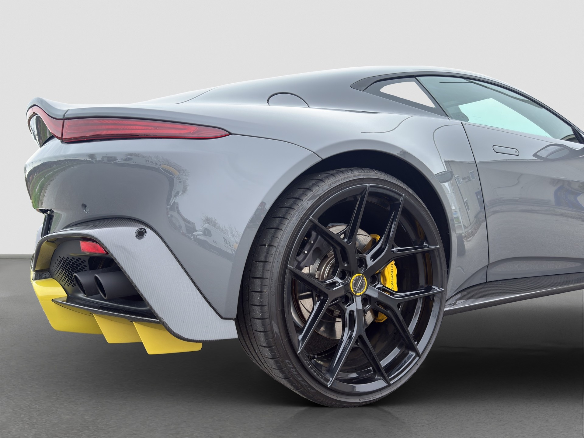 ASTON MARTIN V8 Vantage 4.0 Coupé-image-2
