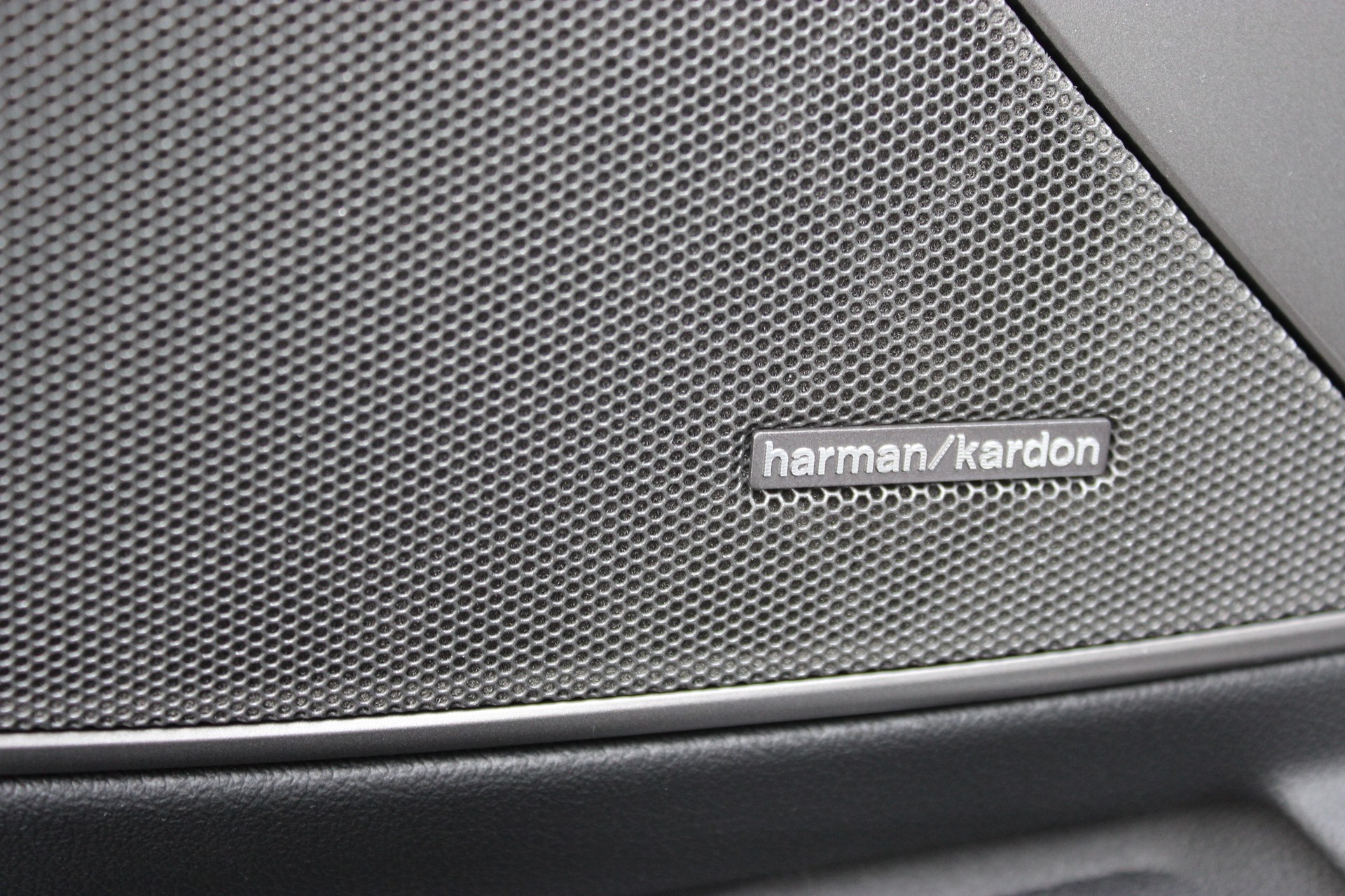 BMW M3 Competition M xDrive Touring Individual *FROZEN PURE GREY II METALLIC*-image-18