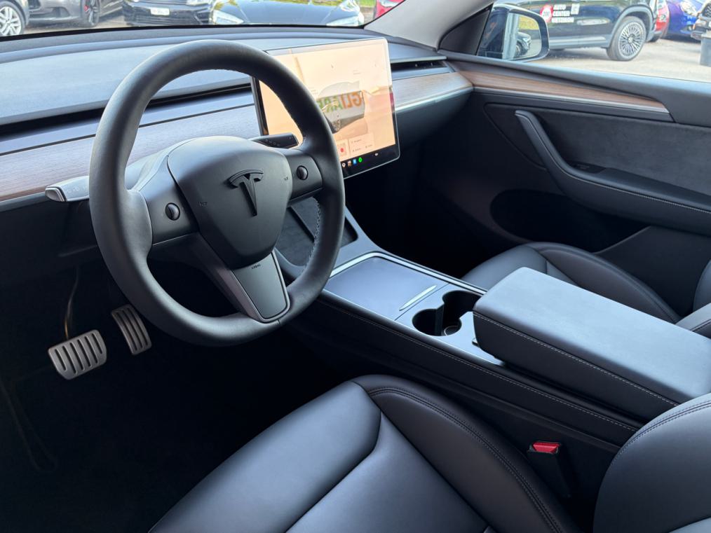 TESLA Model Y Performance-showroom-element-3