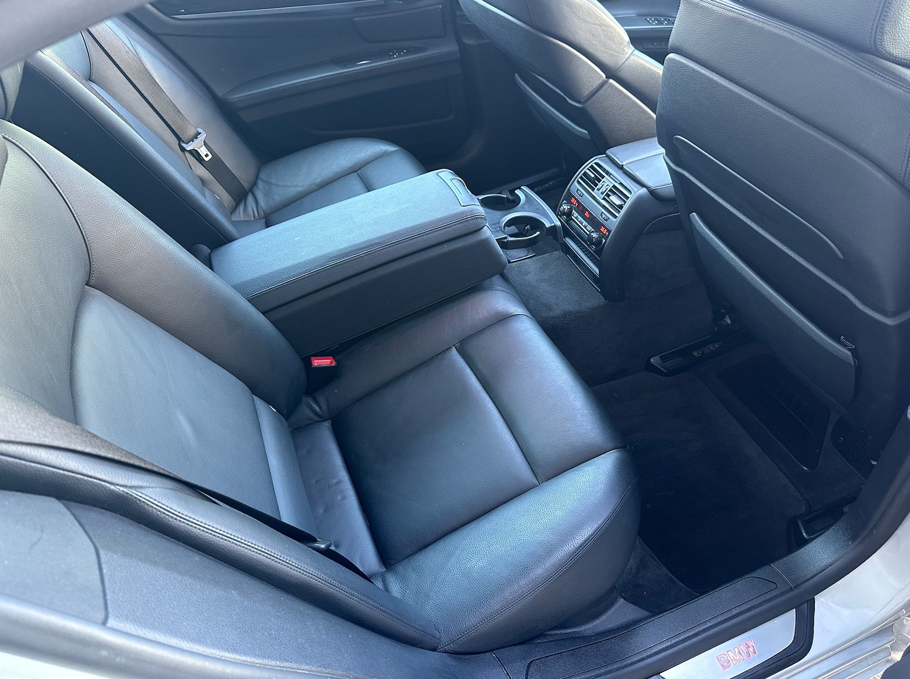 BMW 750i xDrive-image-12