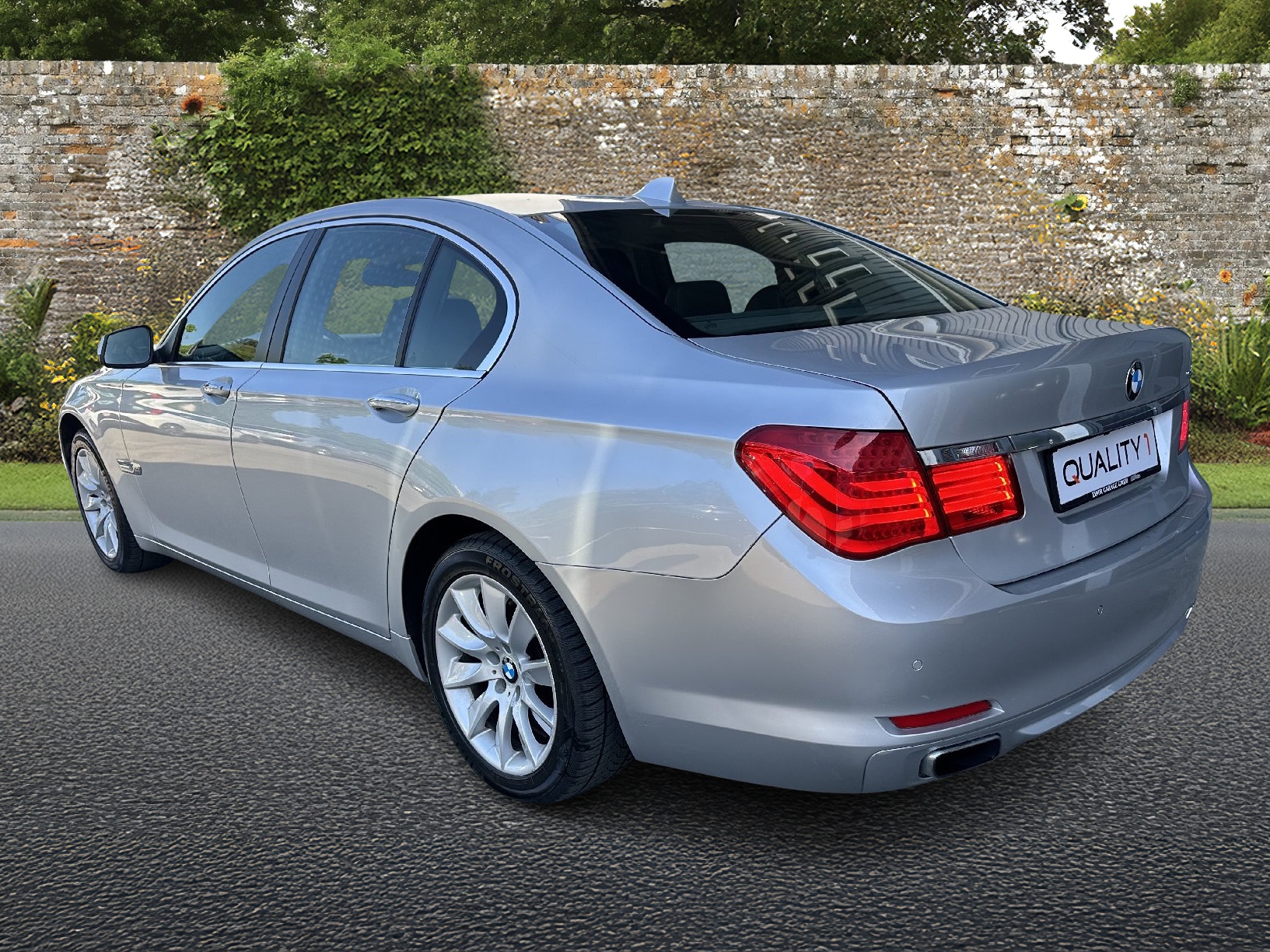 BMW 750i xDrive-image-2