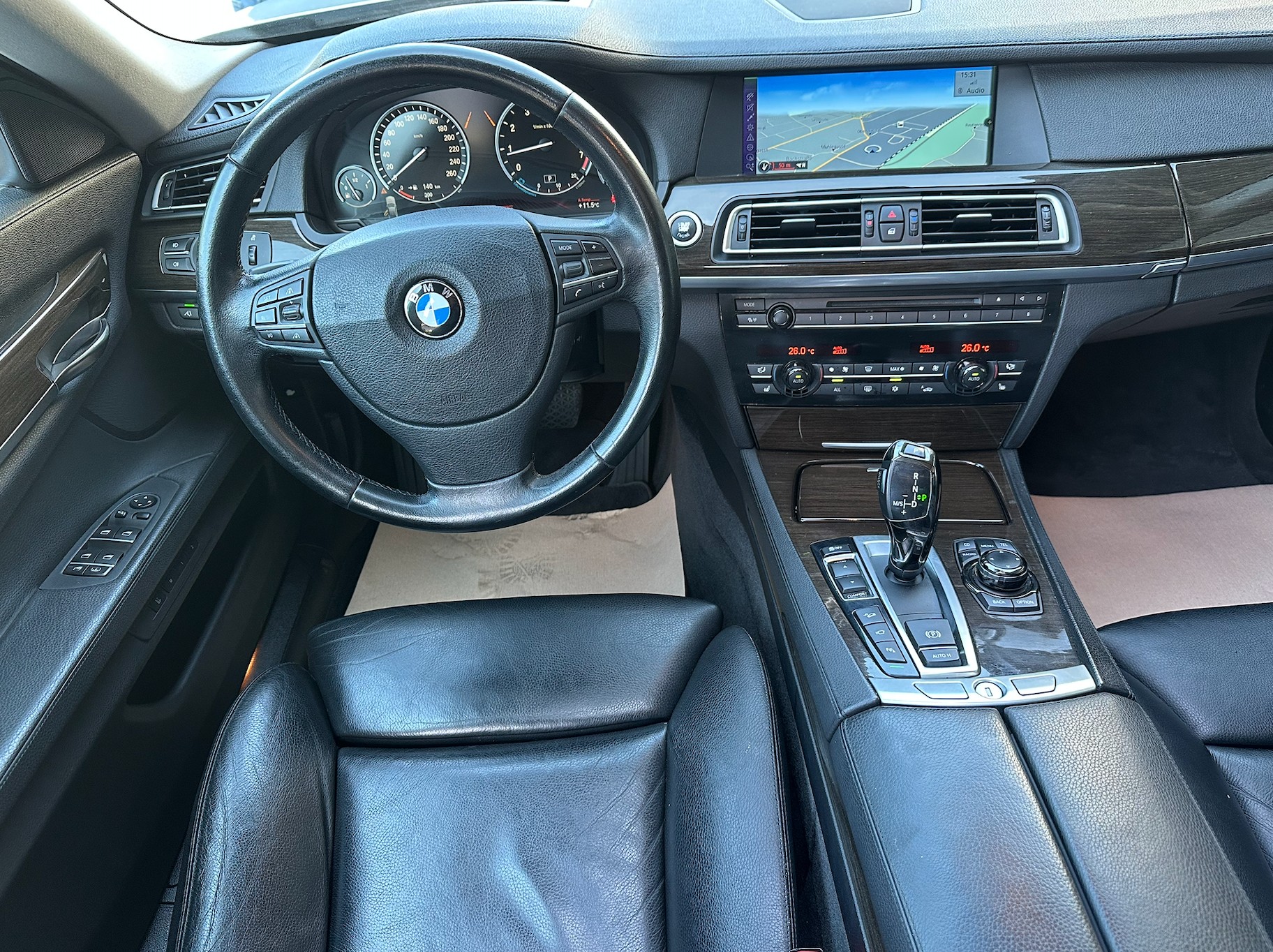 BMW 750i xDrive-image-8