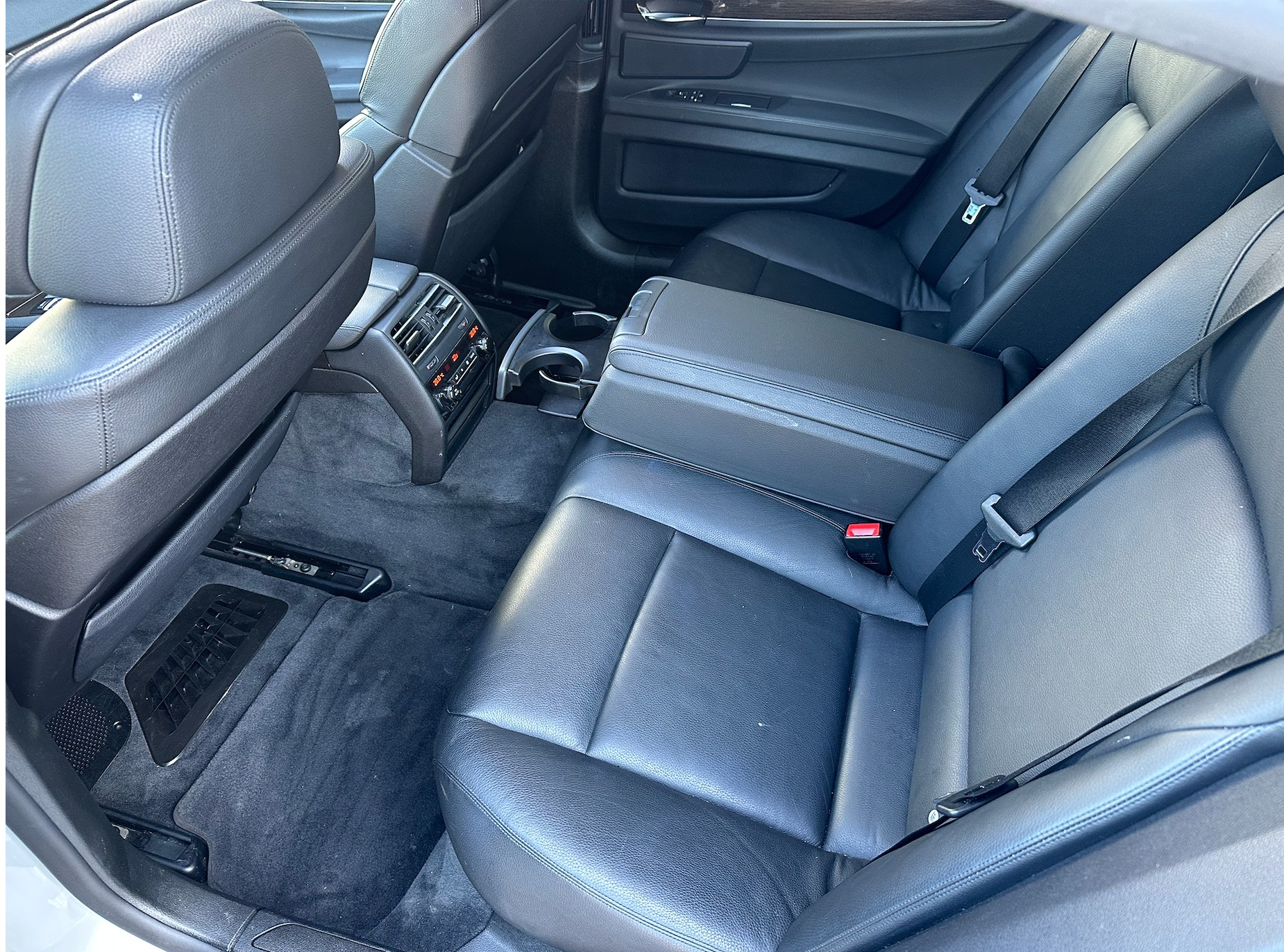 BMW 750i xDrive-image-13