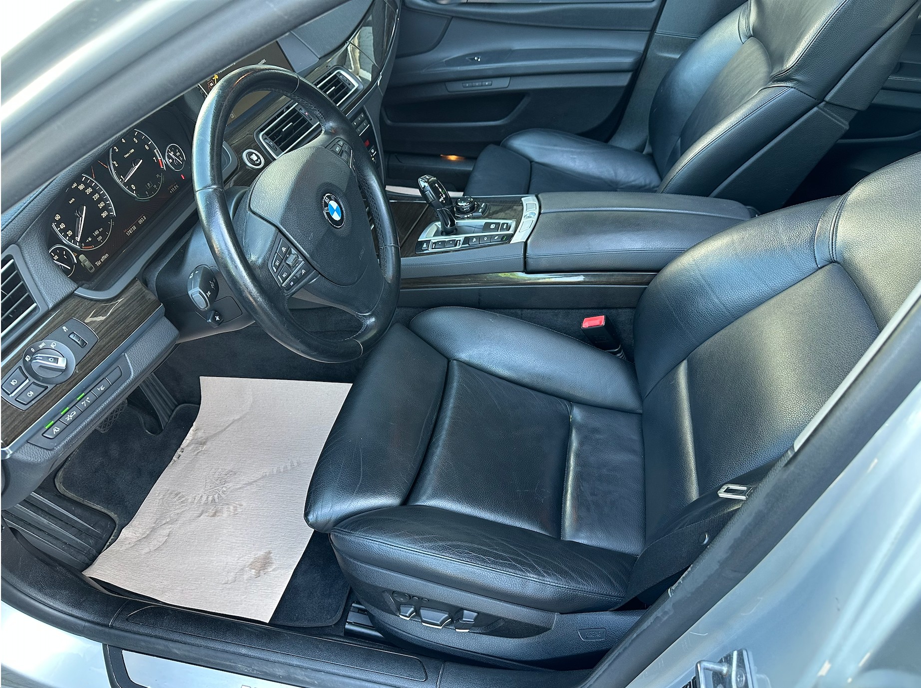 BMW 750i xDrive-image-10