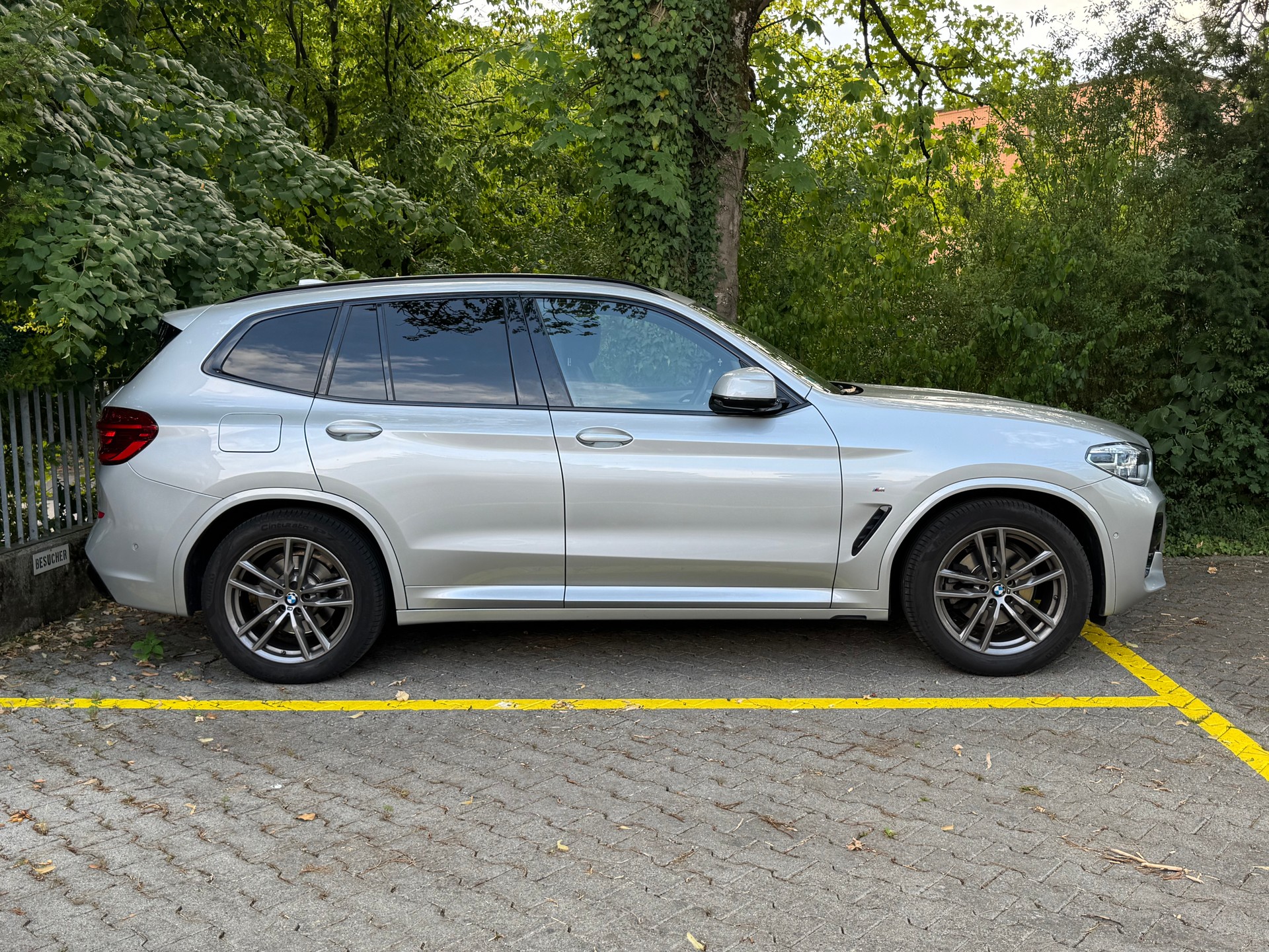 BMW 20i xDrive-image-2