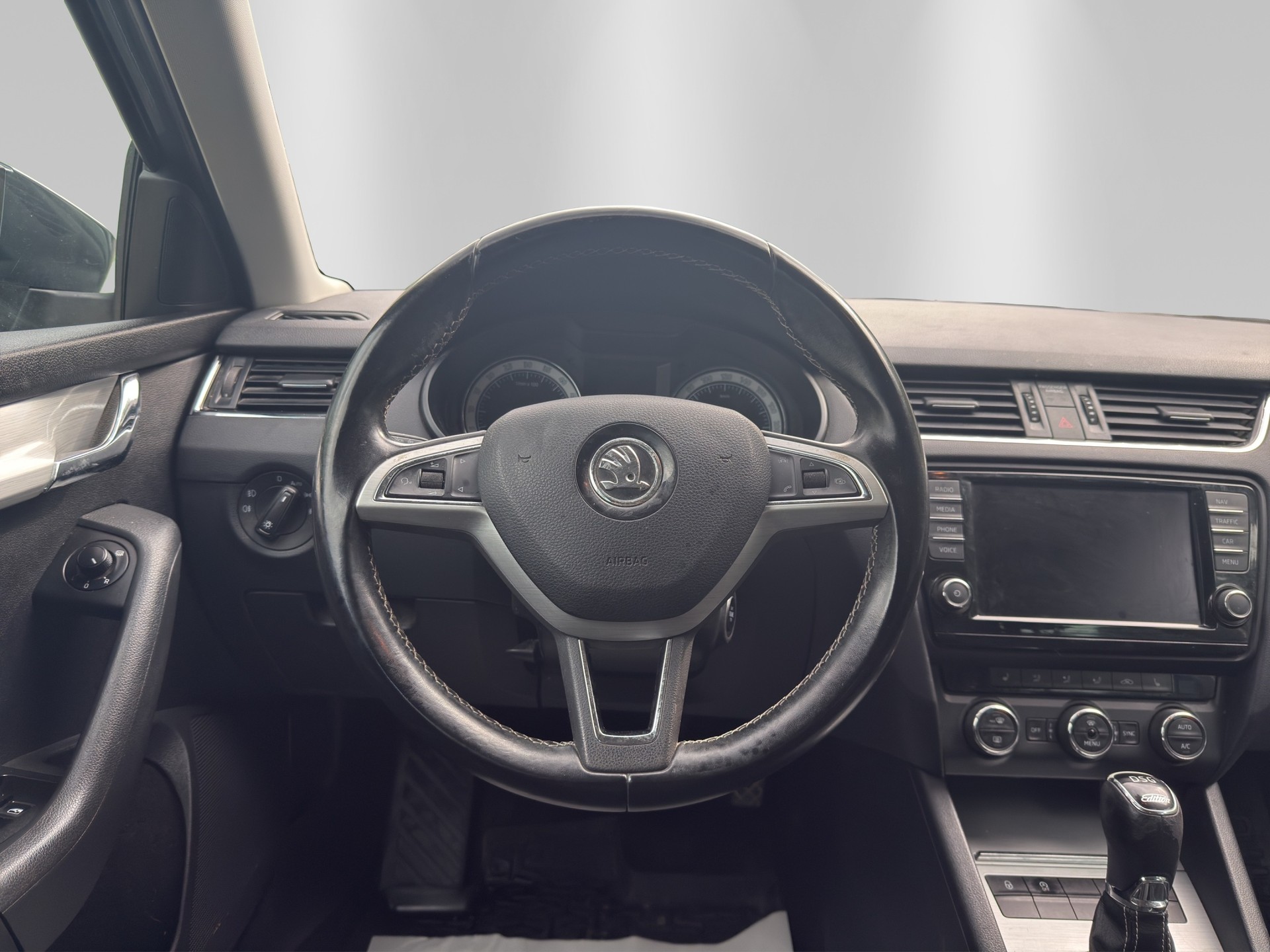 SKODA Octavia Combi 2.0 TDI Ambition 4x4 DSG-image-13