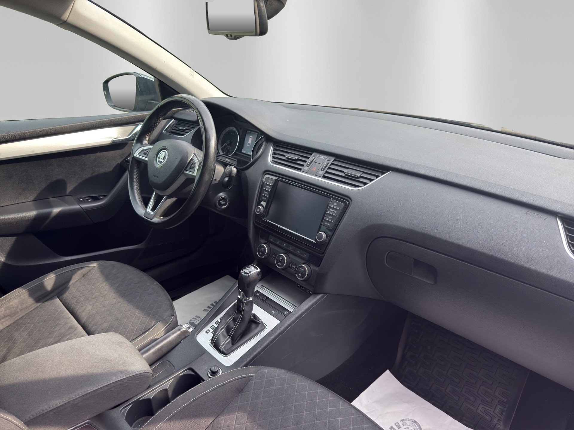SKODA Octavia Combi 2.0 TDI Ambition 4x4 DSG-image-11
