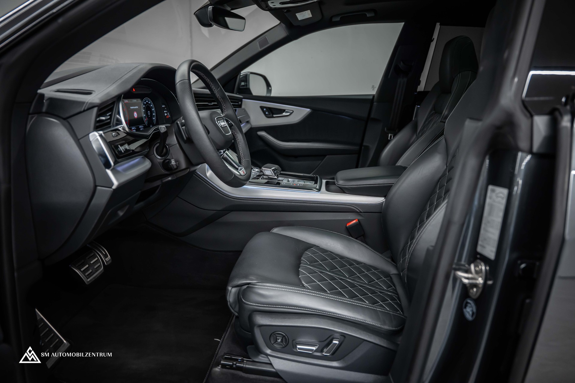 AUDI Q8 3.0 55 TFSI Black Edition quattro T-Tronic S-Line / Vollausstattung-image-17