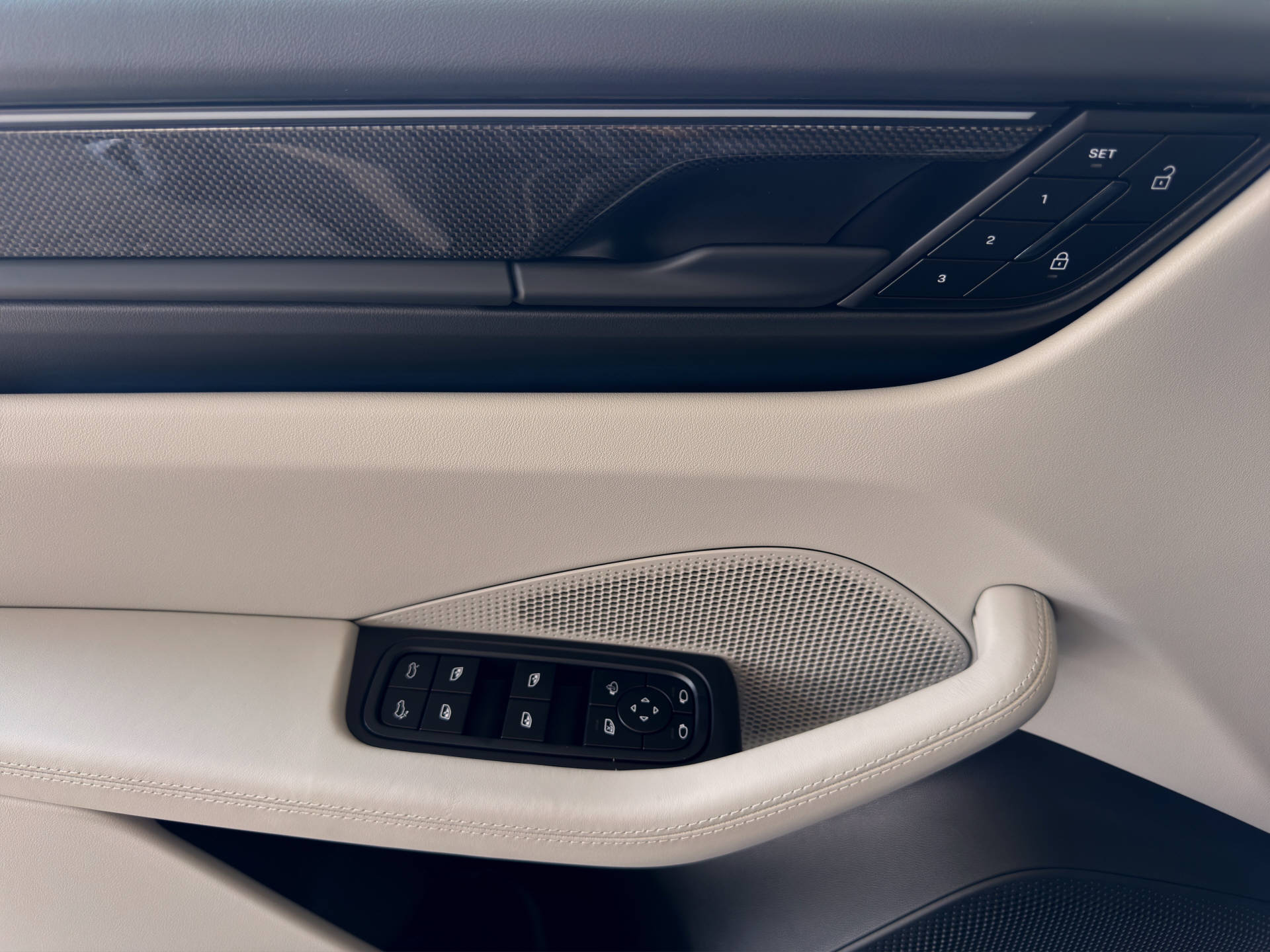 PORSCHE Macan Turbo-image-11