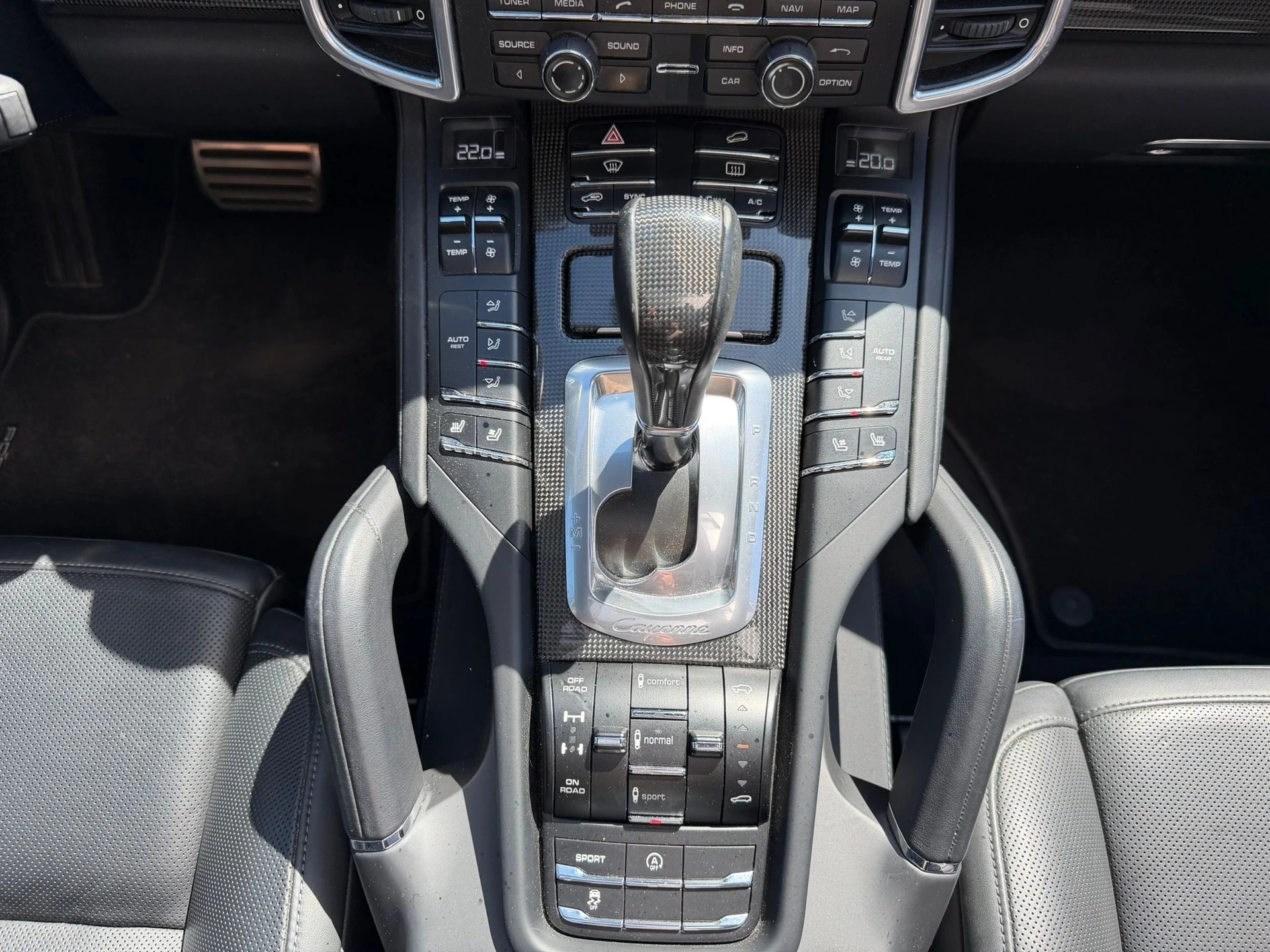PORSCHE Cayenne Turbo S-image-18