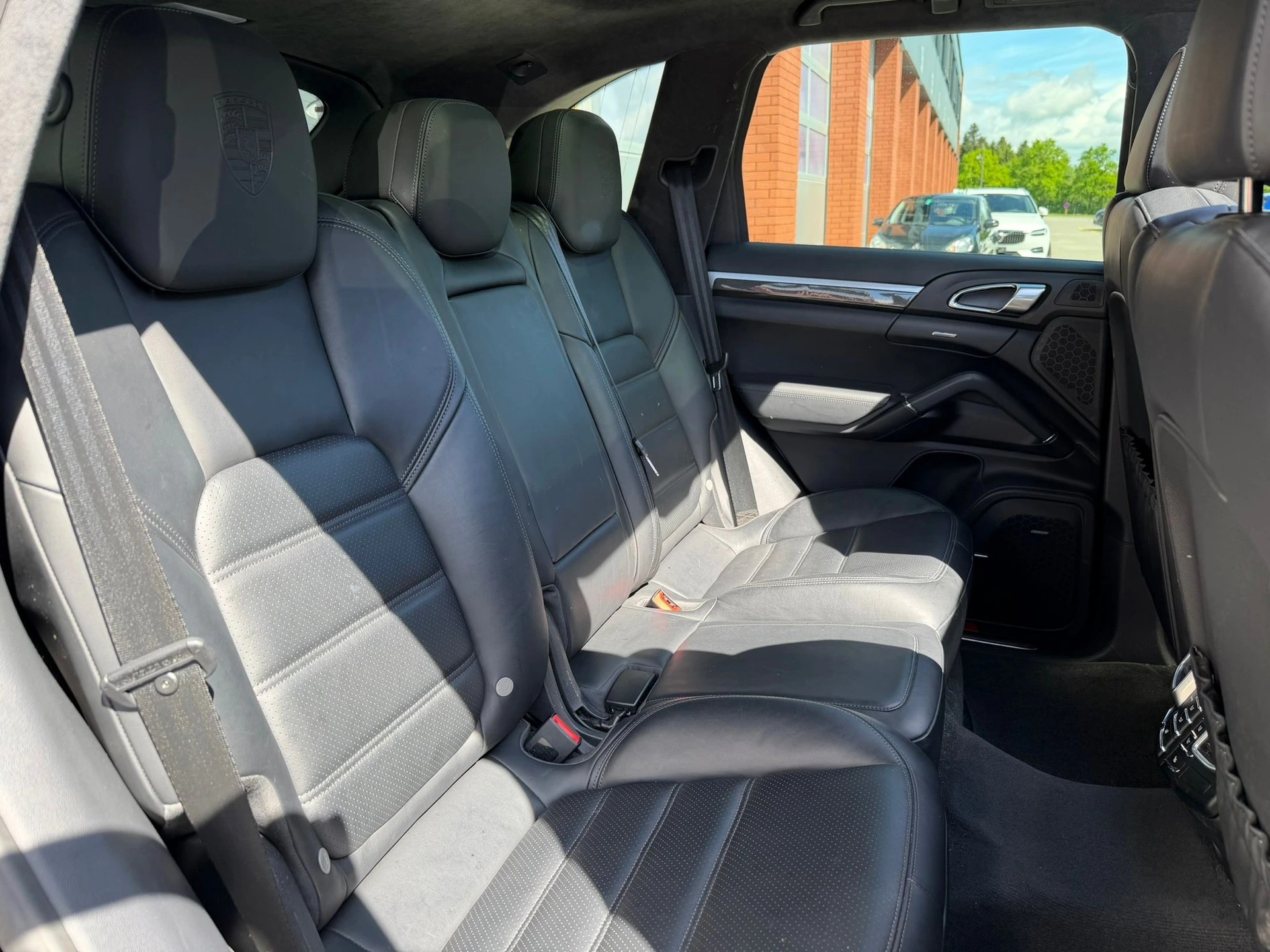 PORSCHE Cayenne Turbo S-image-12