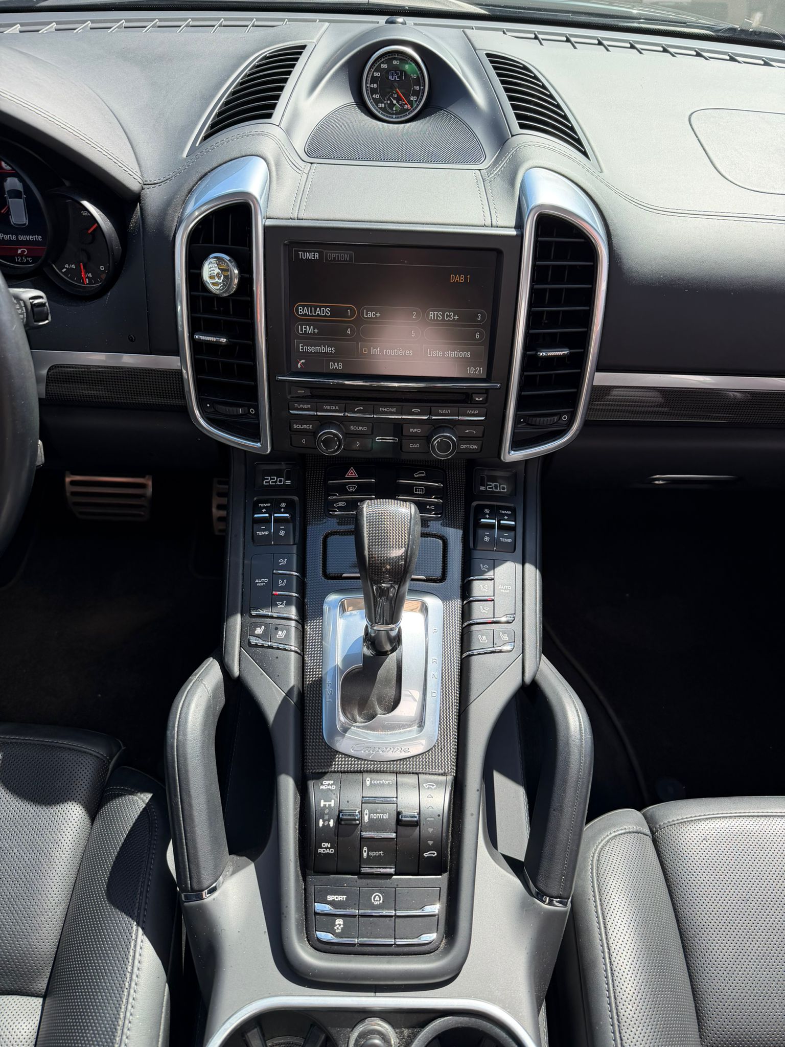 PORSCHE Cayenne Turbo S-image-17