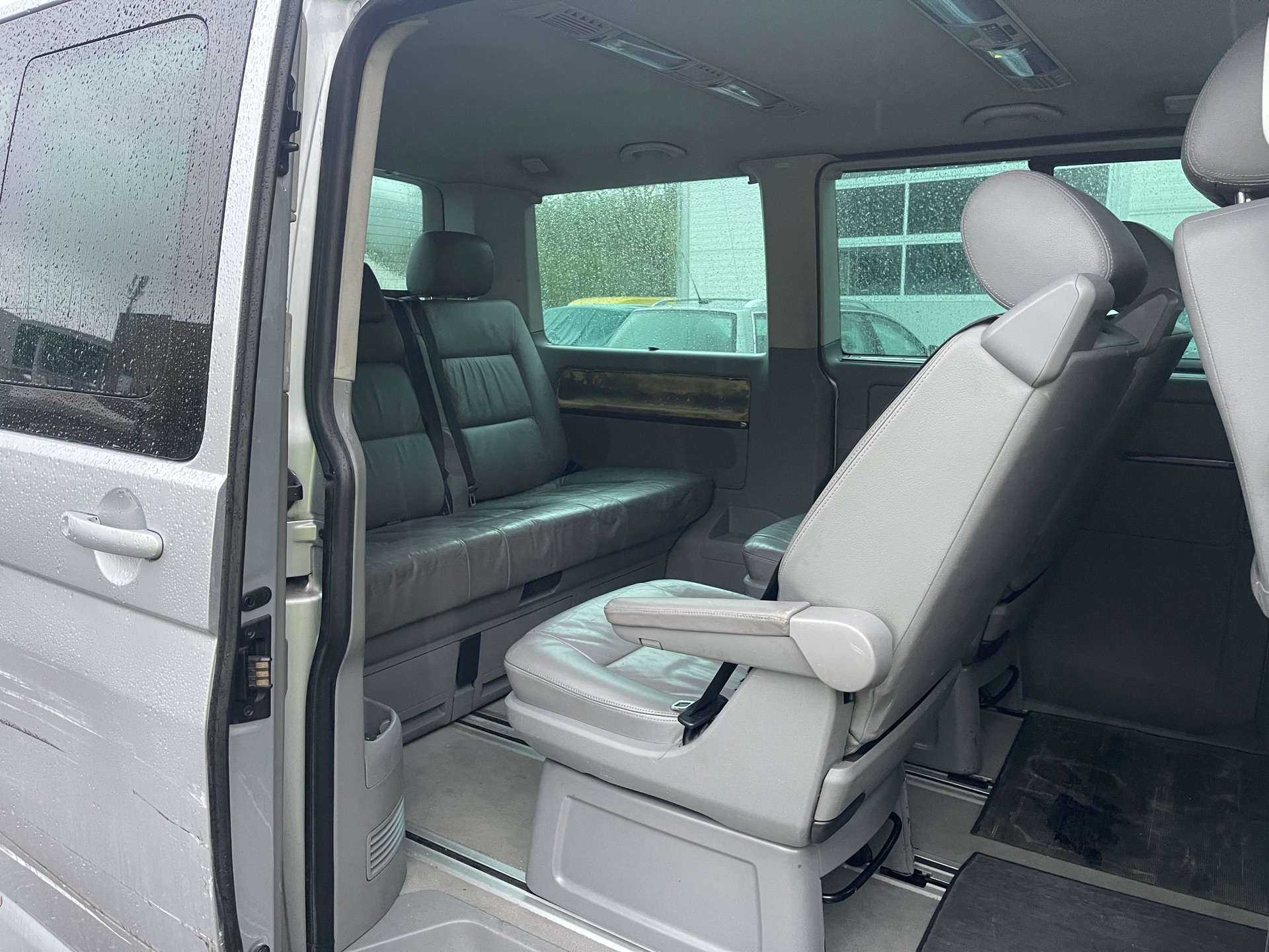 VW T5 Multivan Highline 2.5 TDI-image-12