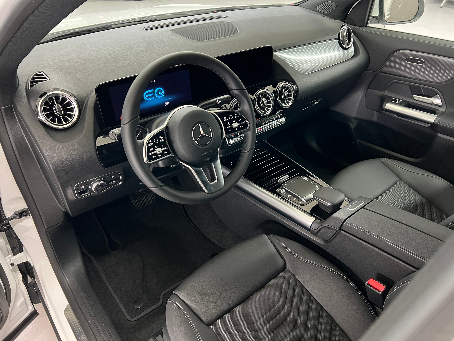 MERCEDES-BENZ EQA 300 4MATIC-image-6